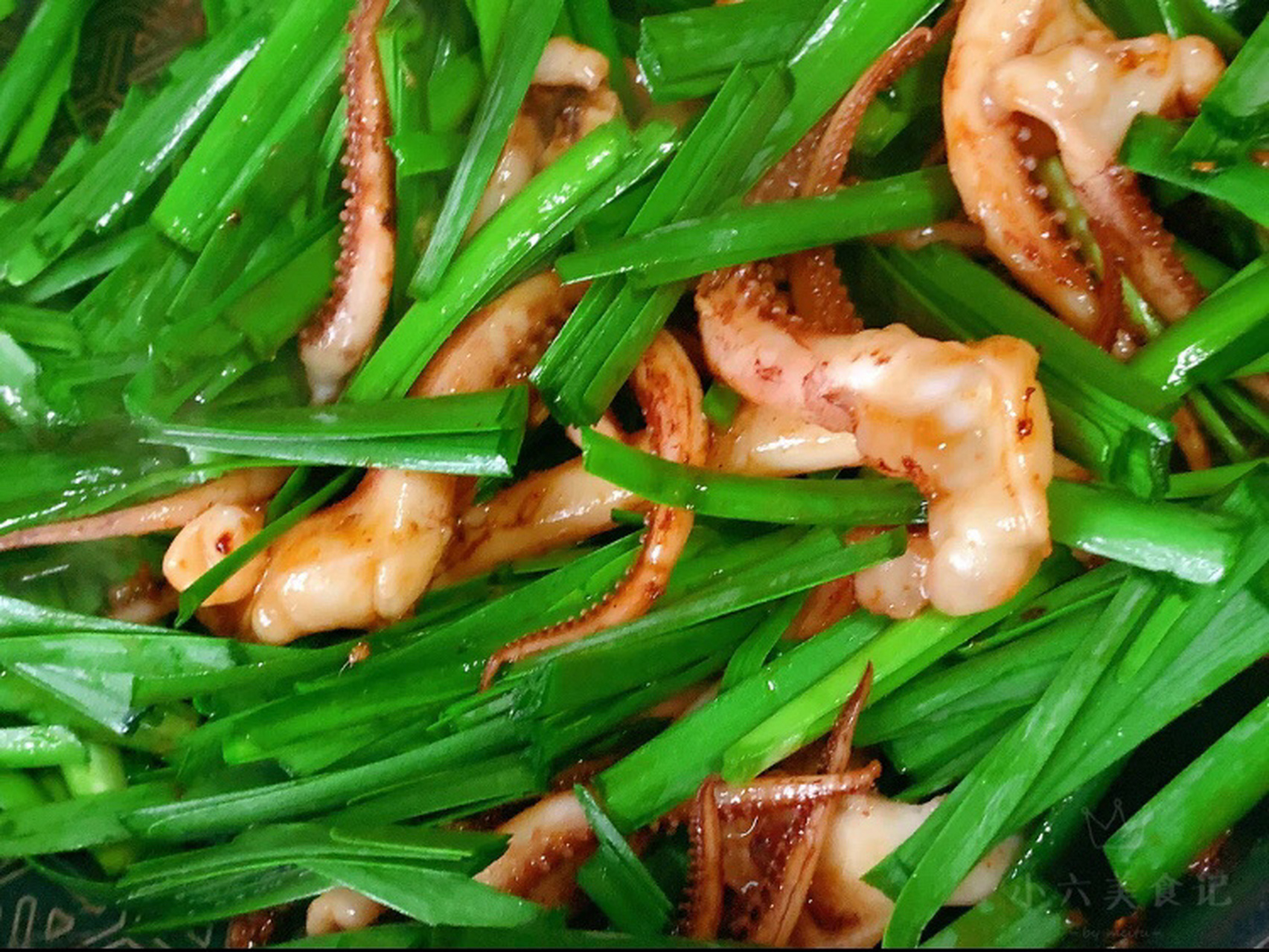 韭菜炒鱿鱼须,香味扑鼻,鲜嫩爽口,太好吃 这菜有朋友来我家吃了一次