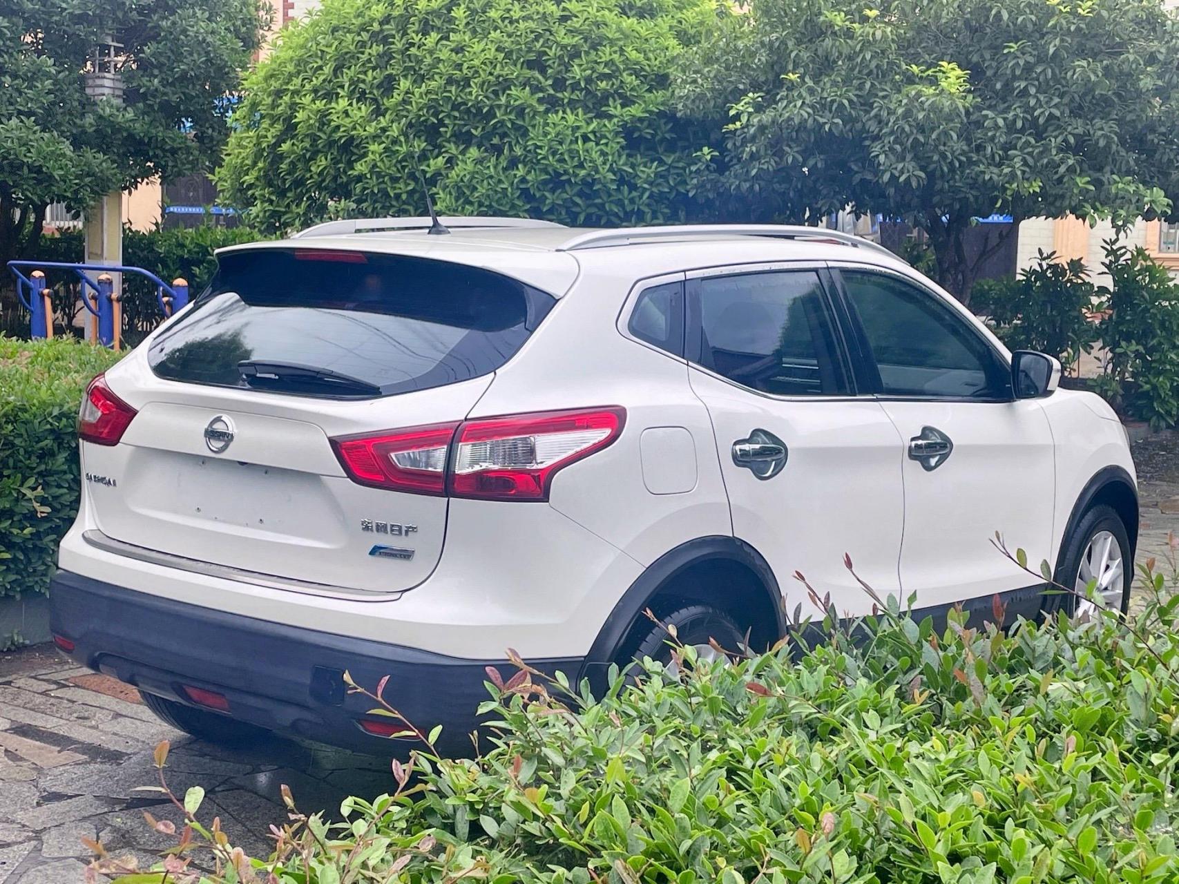 日产逍客:珠光白颜色精英版;搭载2.