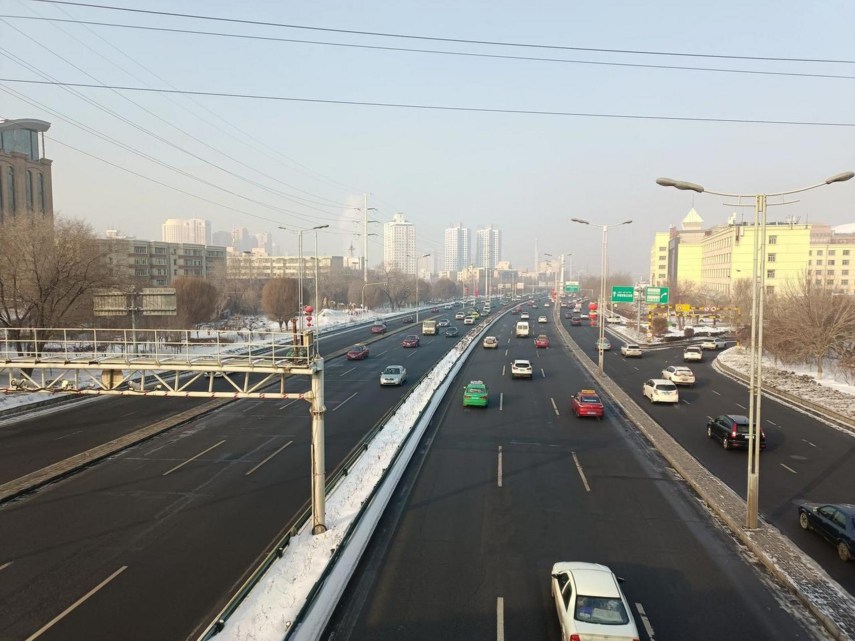 乌鲁木齐头条 河滩路车流