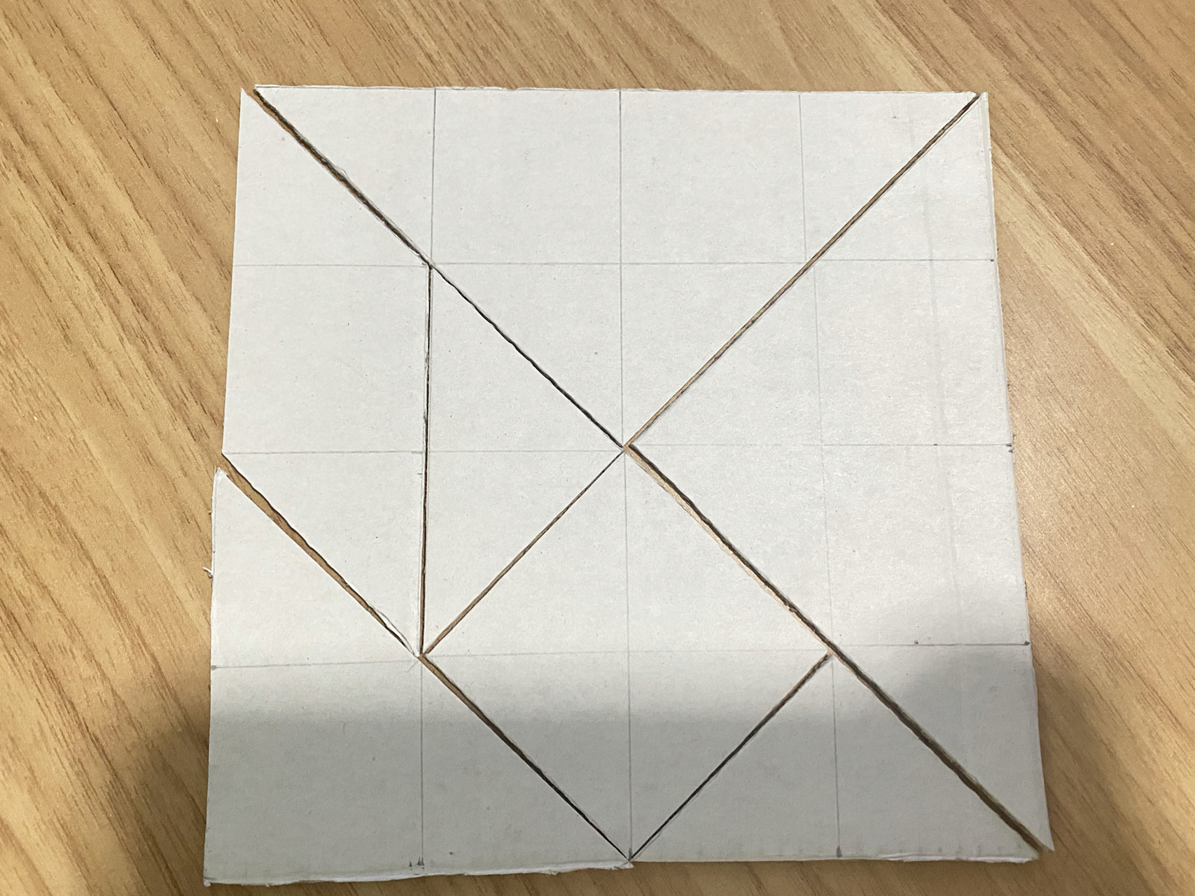 七巧板可以自己制作啦 材料: 厚的卡纸或硬纸板 铅笔 尺子 剪刀 过程