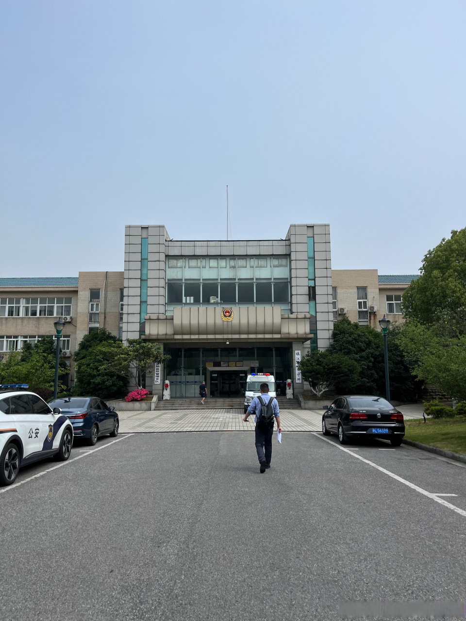 打车到镇江海关缉私分局办事儿,司机师傅问我是不是做轮船的,我说你