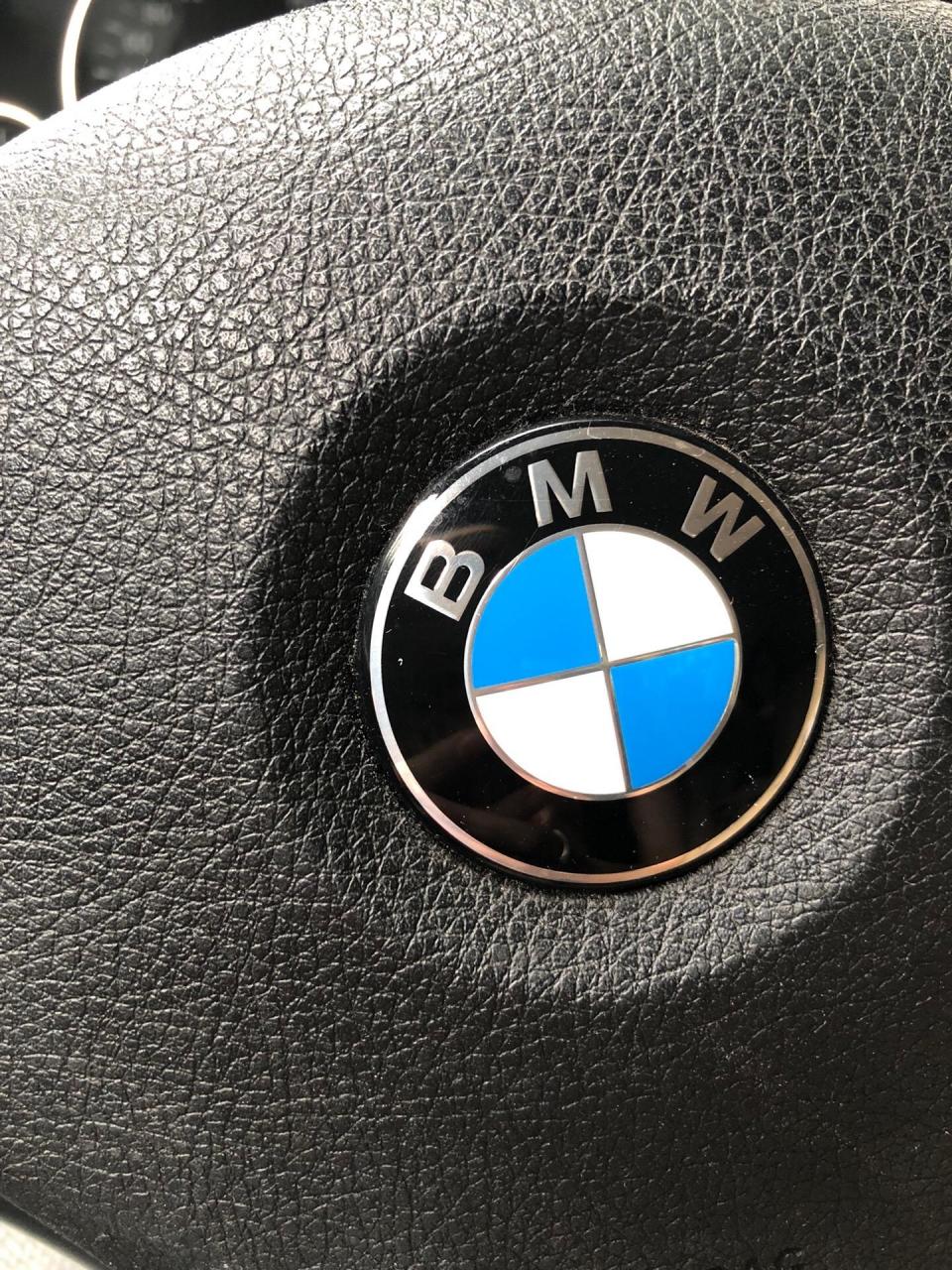 原来宝马车标志里的字母:bmw,还有这个意思:爸爸,妈妈和我!
