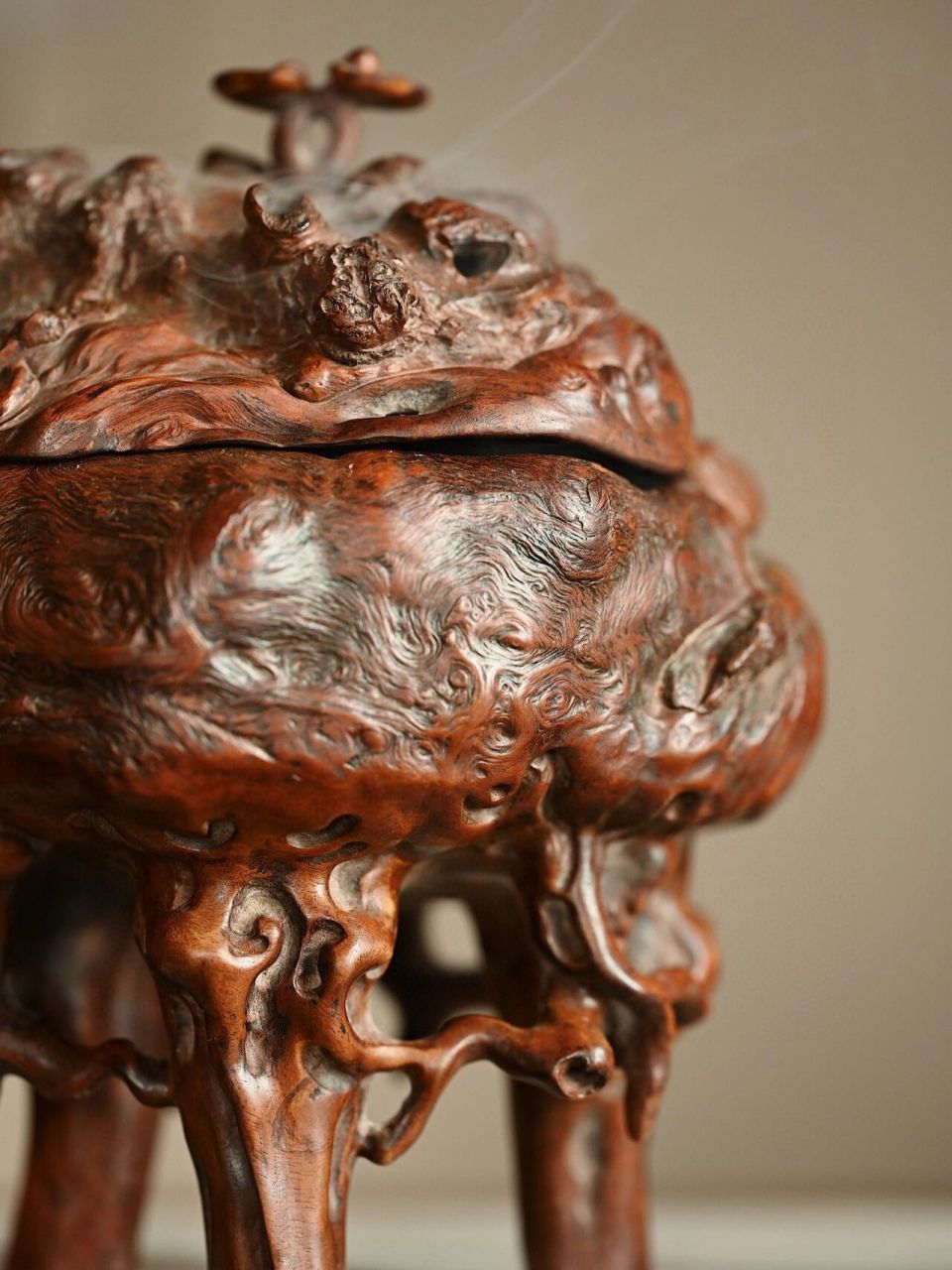 " 云烟成趣 " 荔枝木"三足香炉" 天然荔枝木为材,纹理虬结盘错,三足