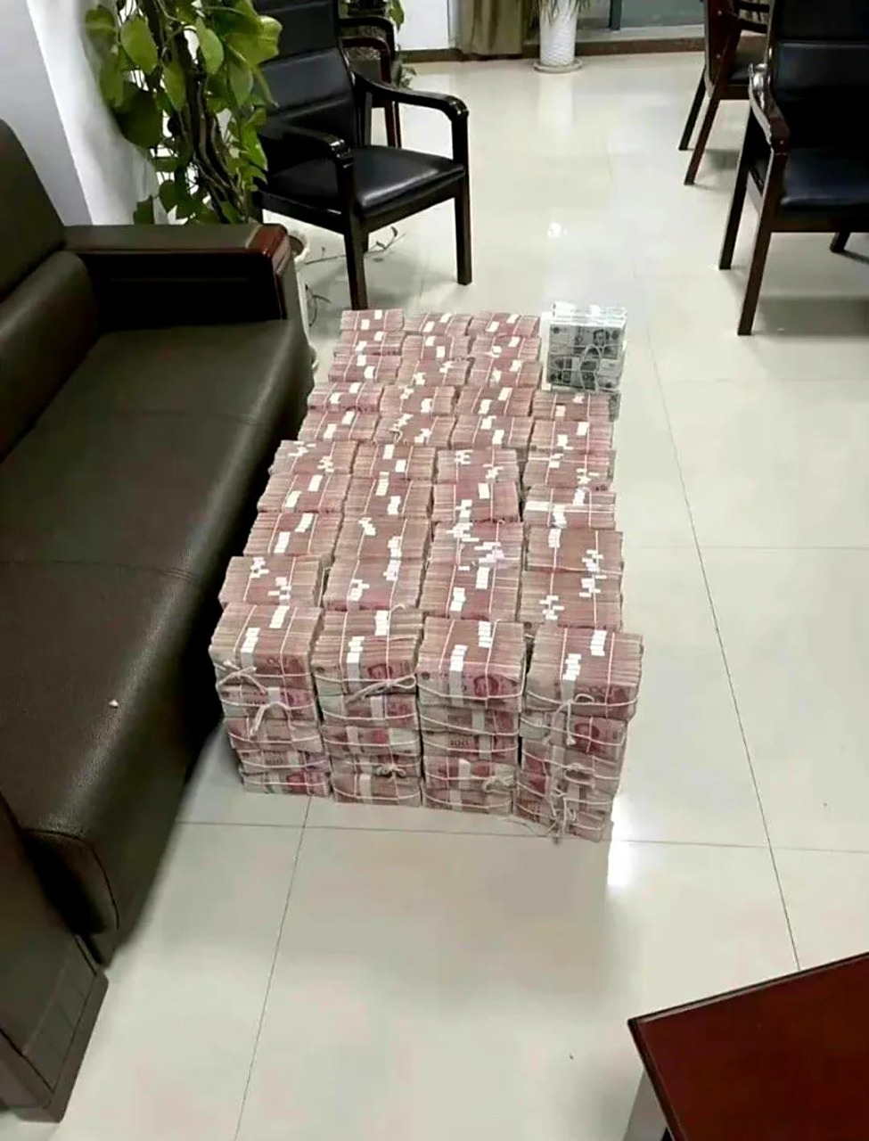 当你打开家门第一眼看到这么多钱,你的第一句话会说什么?