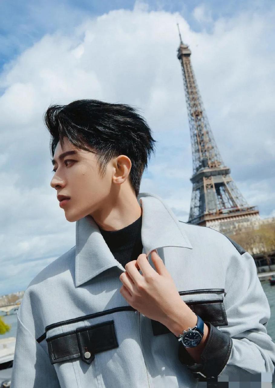 蔡徐坤抖号手滑关注一个素人女孩,加上莫小棋曾预言蔡徐坤会在2023年