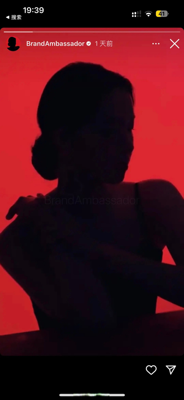 林允儿宣了麒麟珠宝的代言人,该品牌代言人还有刘诗诗,刘昊然.