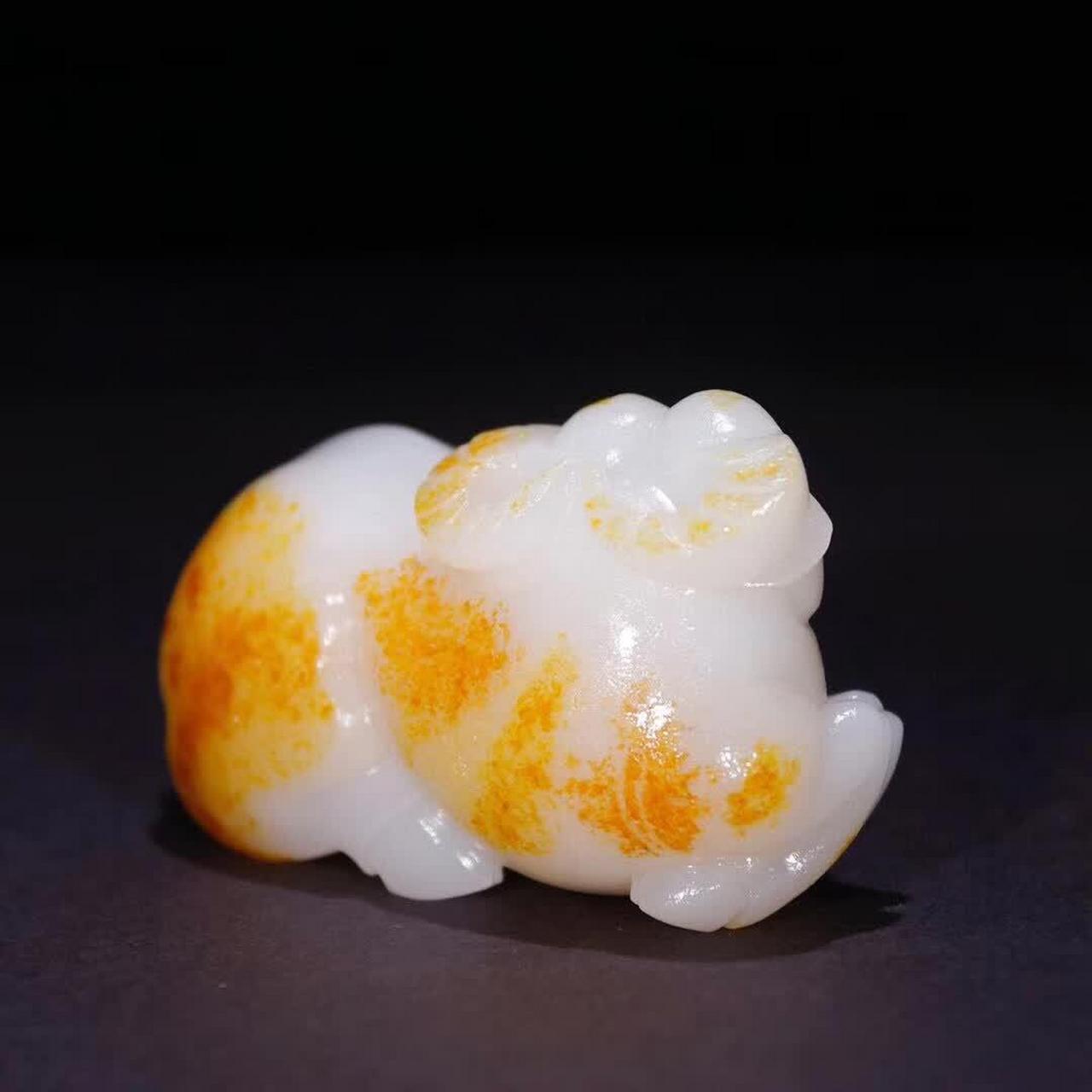 和田玉雕作品——「玉牛」手把件,感受其蕴含的自然之美与人文情怀.