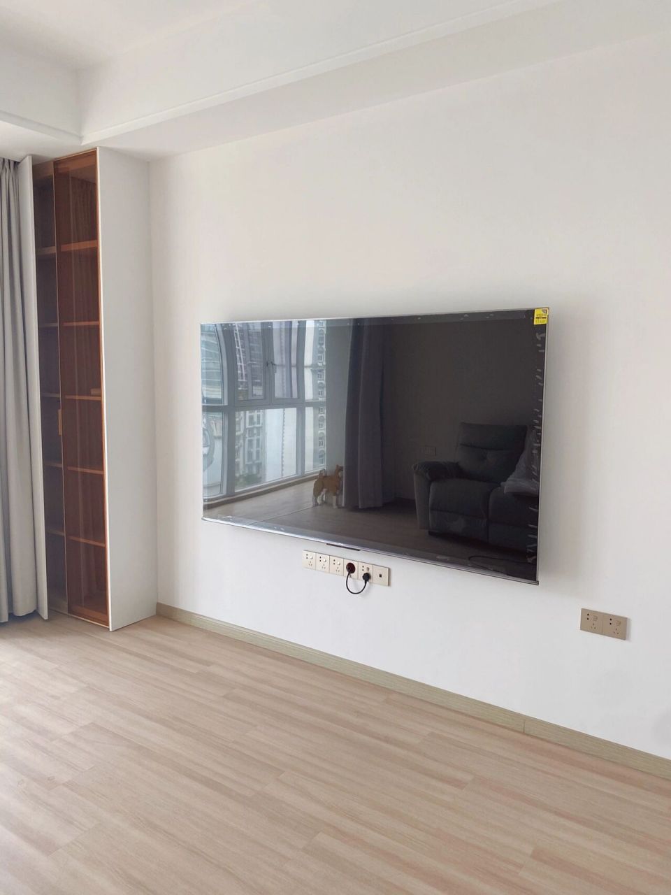 请问家里85寸电视的姐妹,电视离地68矮吗?