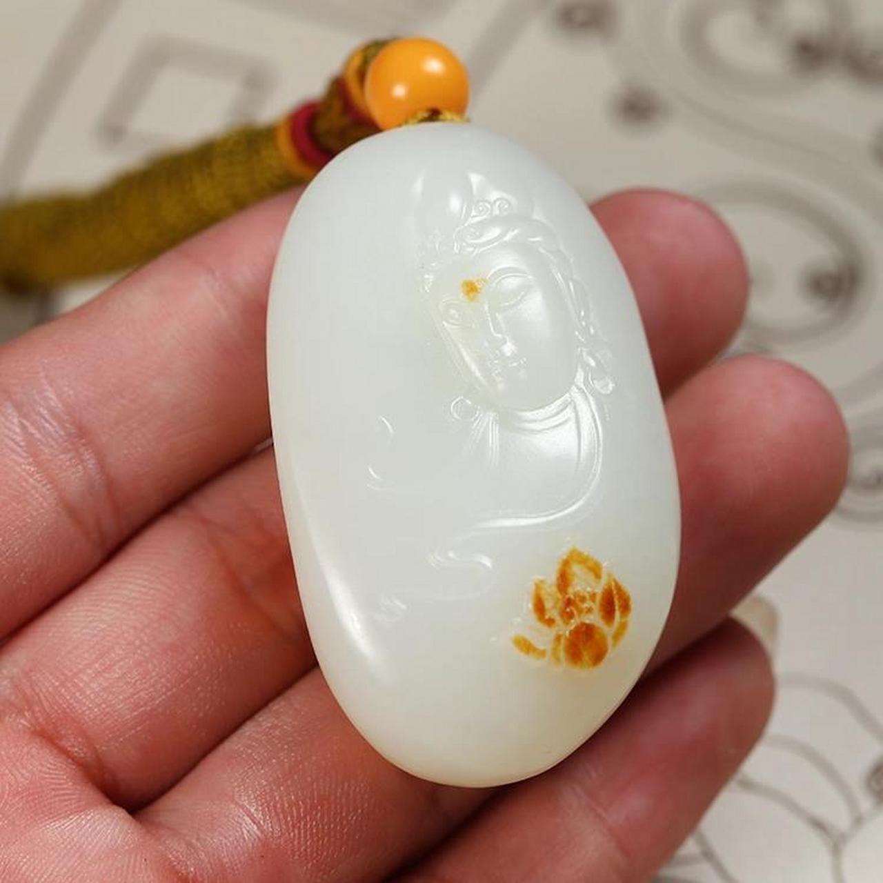 和田玉与俄料,青海料,韩料的区别 一,颜色 ● 和田白玉:白中泛青色