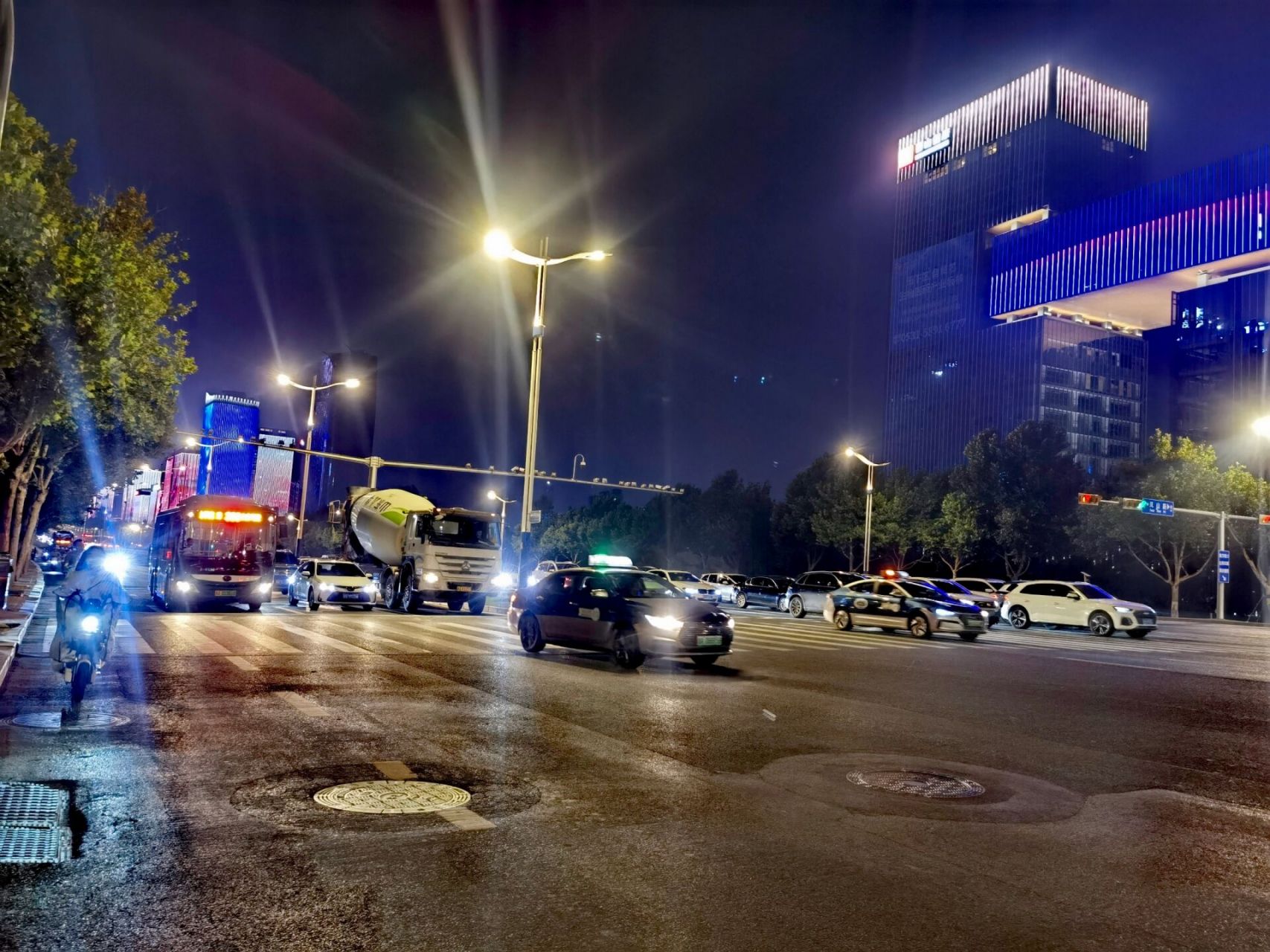 压马路︳济南经十路,全球榜一 大晚上,不出去遛弯,在家待着干啥?