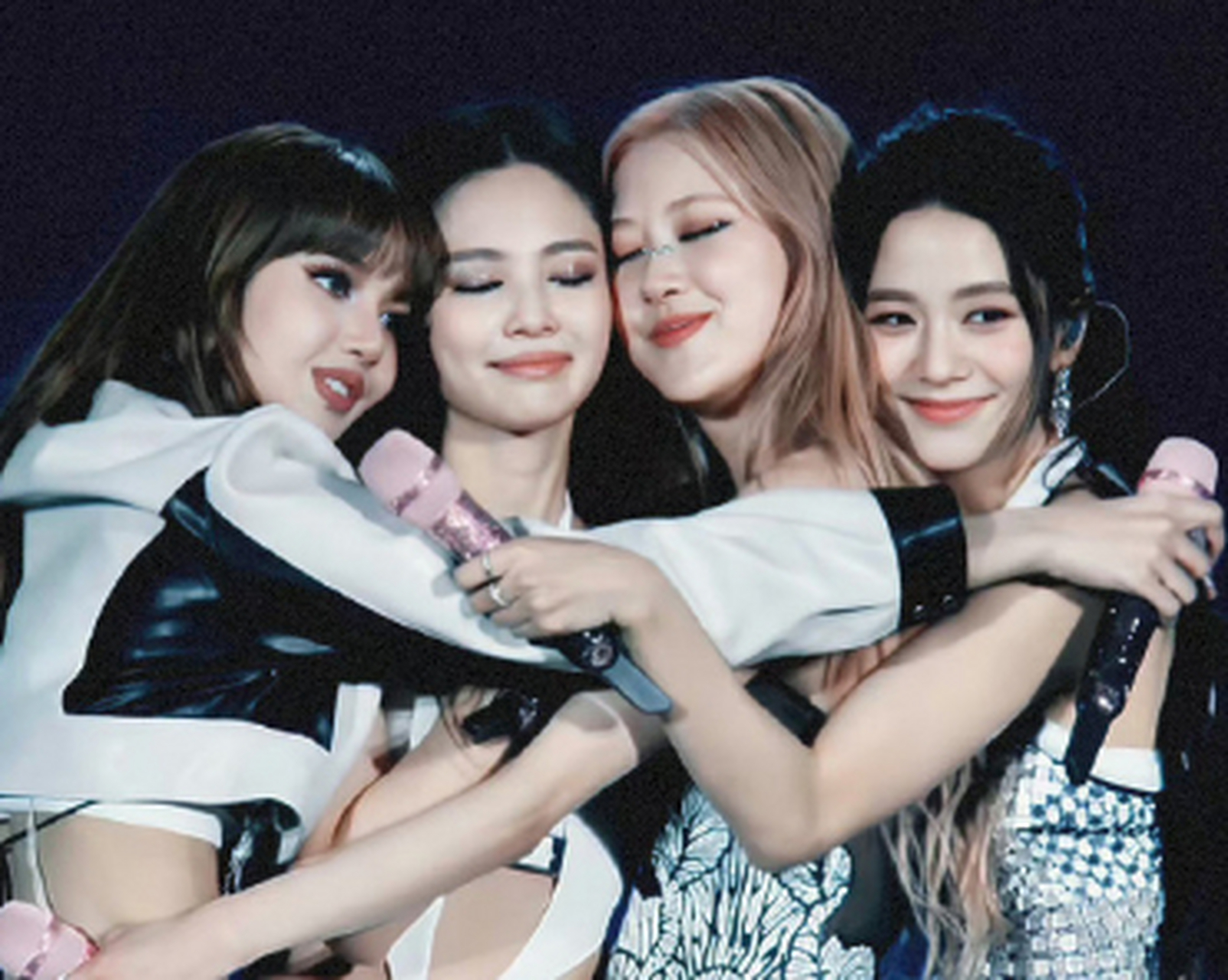 科切拉舞台,blackpink相拥在一起,女团感情那么好的好像很少.