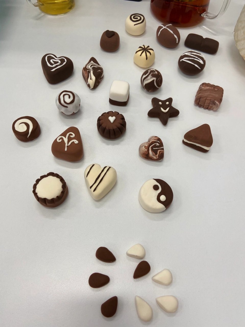 纯手工(超轻粘土)巧克力. 适合小朋友制作,工具只用一把尺子即可.