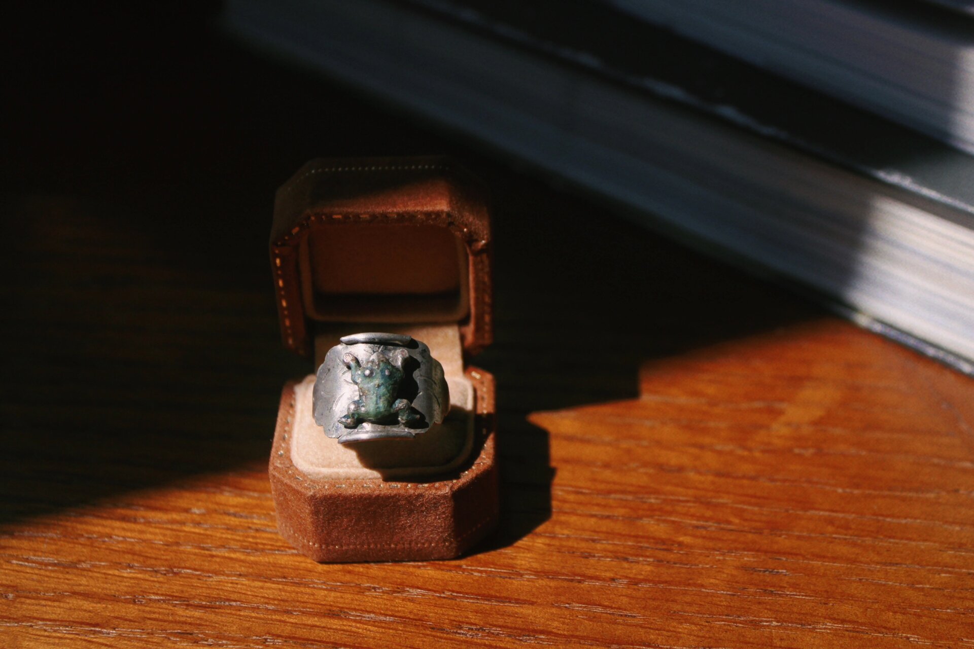 若曦的那枚青娃戒指 很多年前就留意到了若曦两只手的食指分别都带着