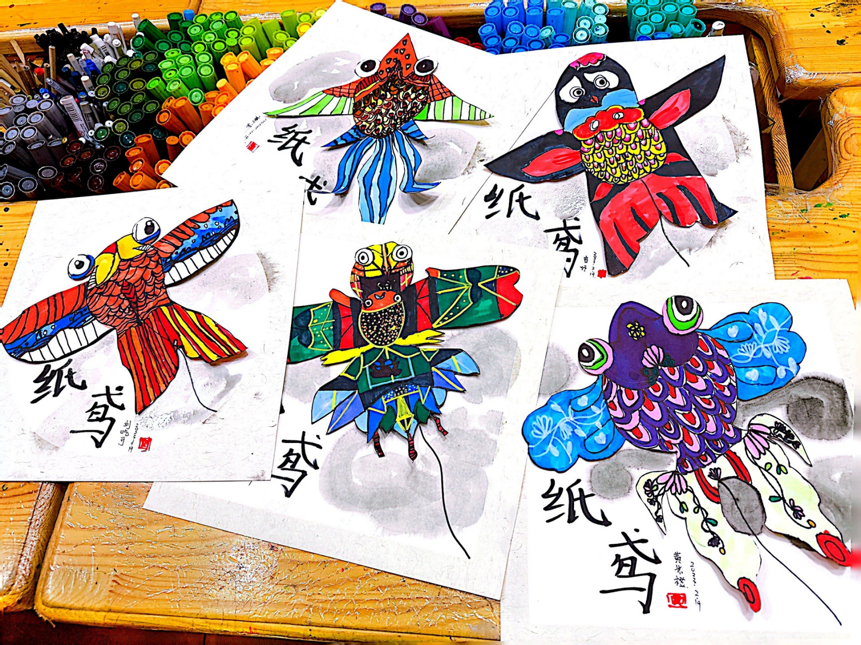 画出风筝的整体造型,用不同的线条表现出风筝的装饰花纹,感受线条在