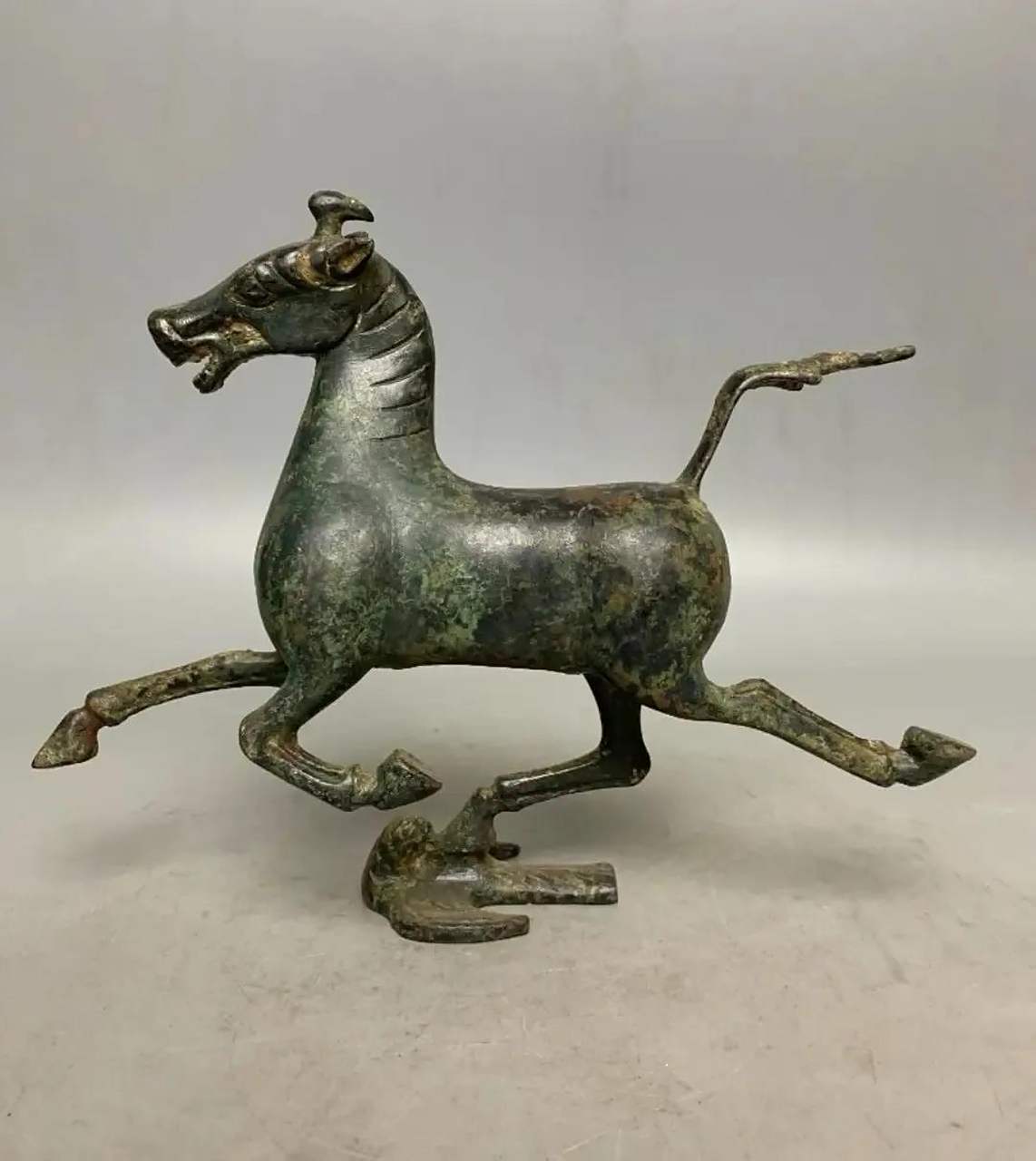 铜奔马,又名"马踏飞燕",为东汉青铜器,国宝级文物,1969年10月出土,现