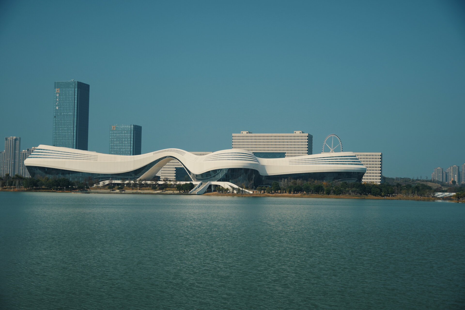 柳州龙湖公园 公园蛮大的,适合骑行散步锻炼.