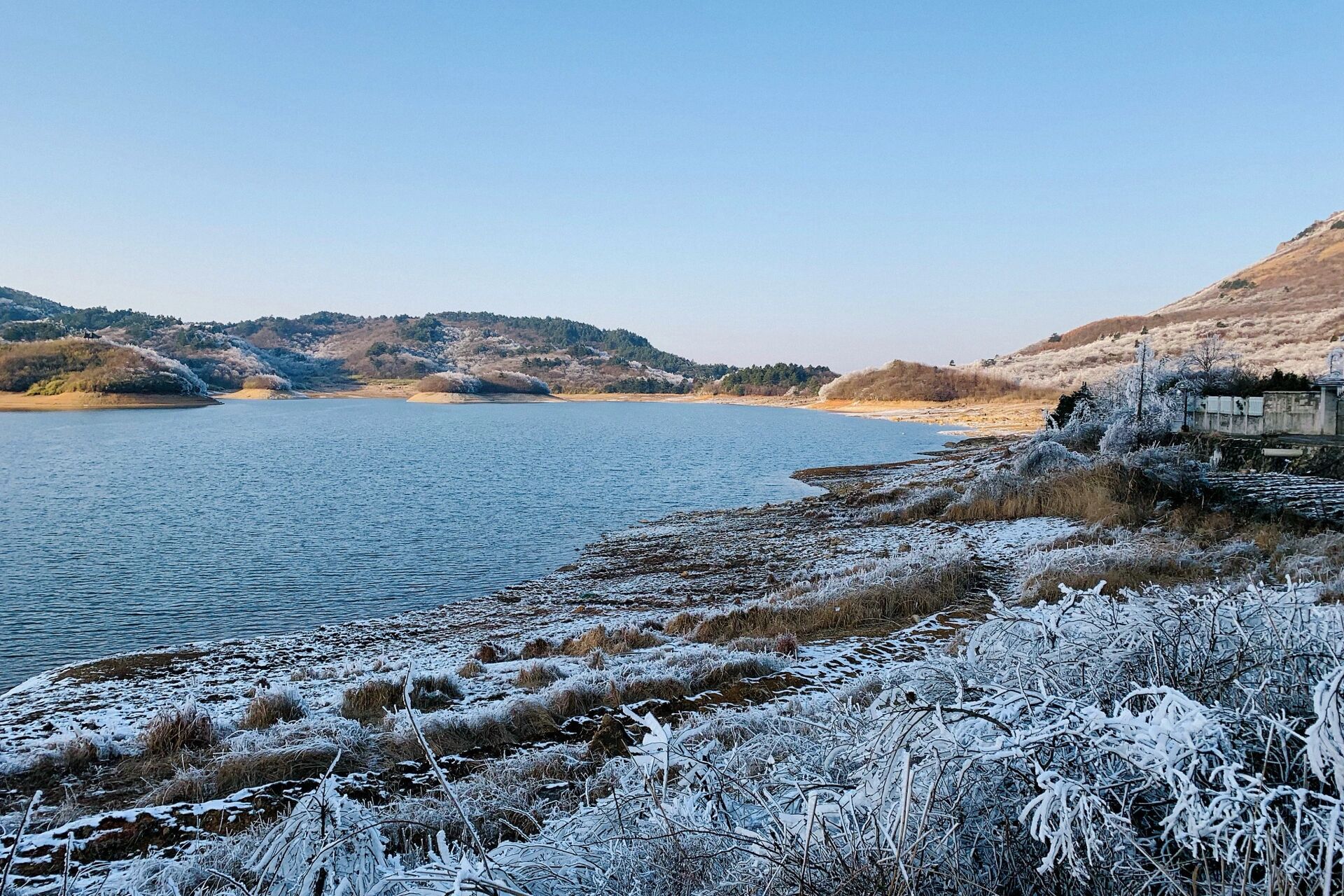 自驾必走的"浙西天路"华浪线     不用去东北也能看到惊艳的冰雪雾凇!
