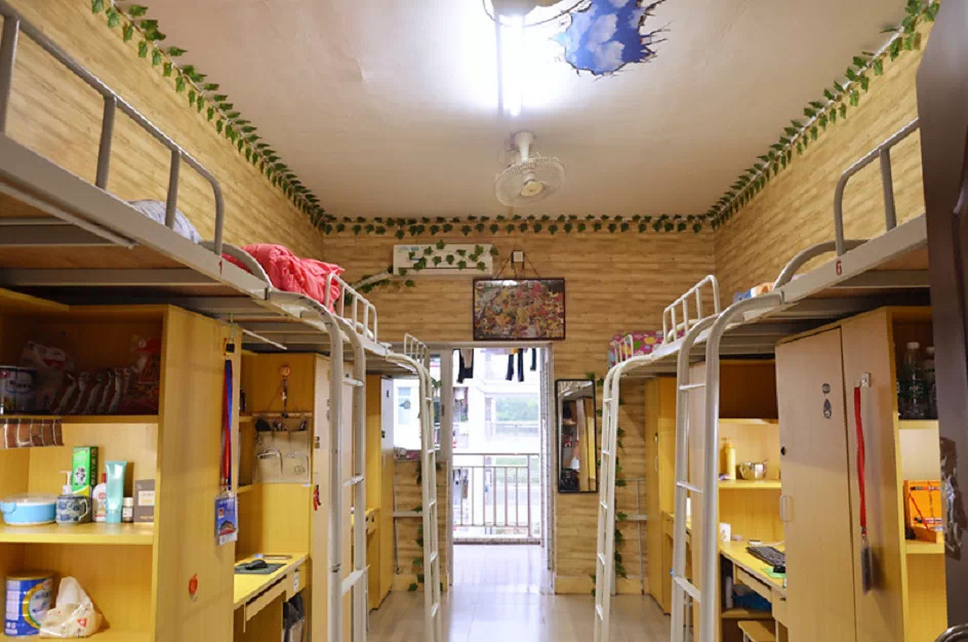 广州华夏学院真实宿舍 上床下桌四人间