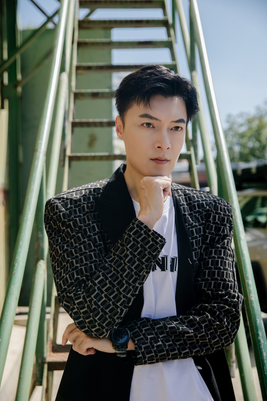 演员纪宁#  第一次现场看秀  [得意] 2023 #中国国际时装周#  [并不