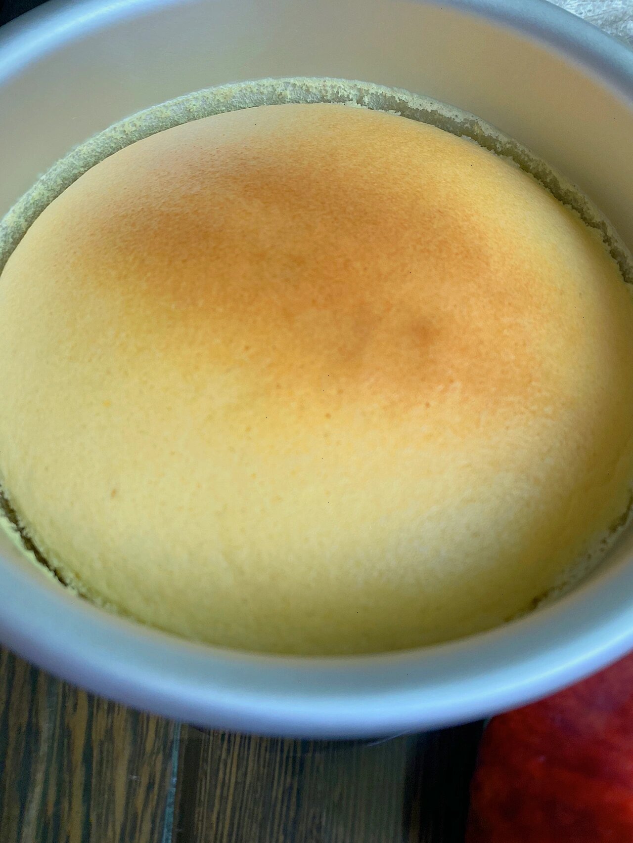 第一次用迷你烤箱做的6寸古早蛋糕.结果古早称不上!