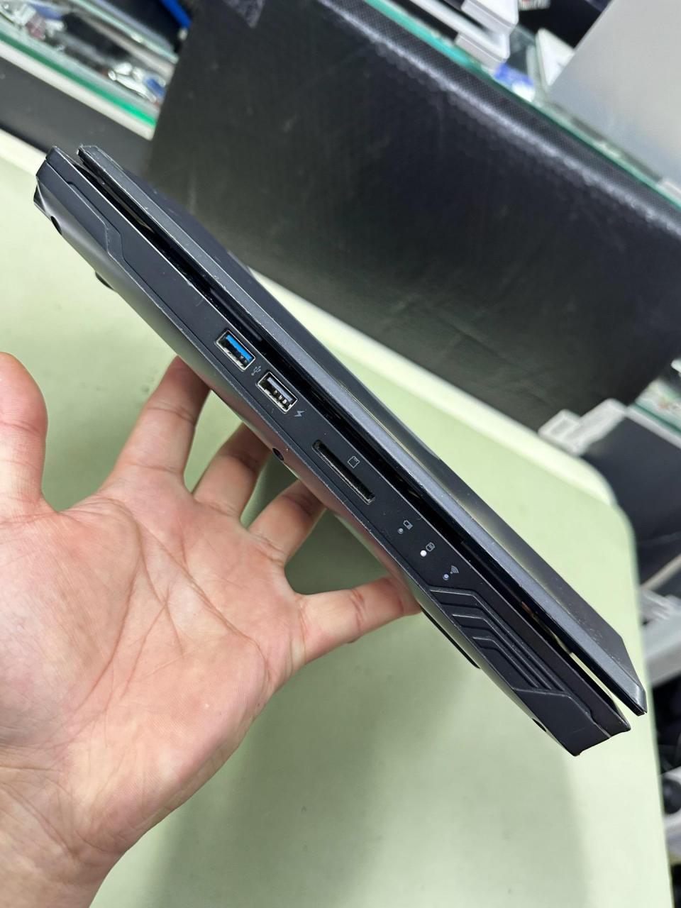 5寸,九新,i7-6700hq四核处理器,8g内存,128g固态硬盘 1t机械硬盘