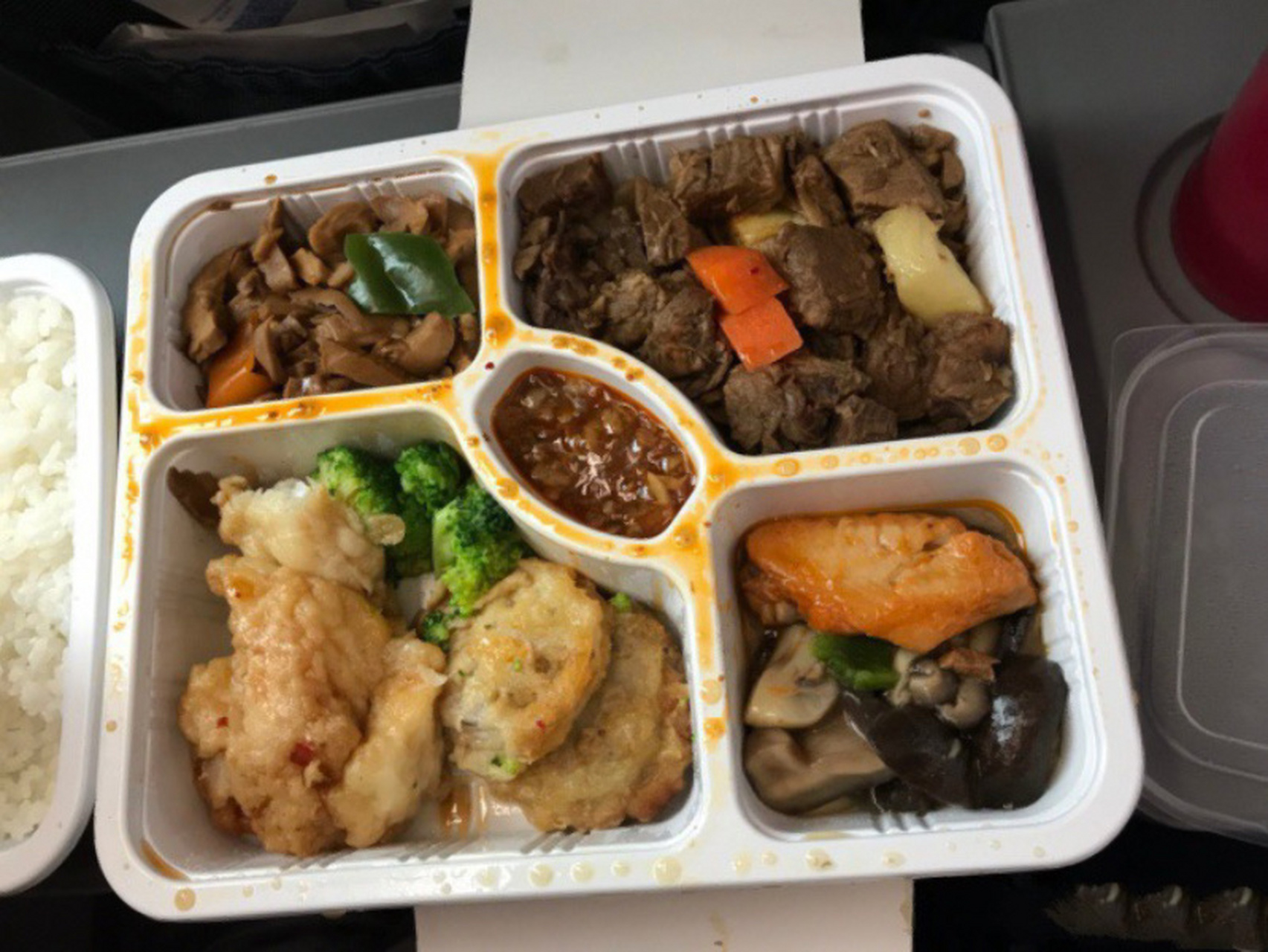 高铁盒饭我问了三次,直到下车… 高铁上,我问服务员盒饭多少钱?