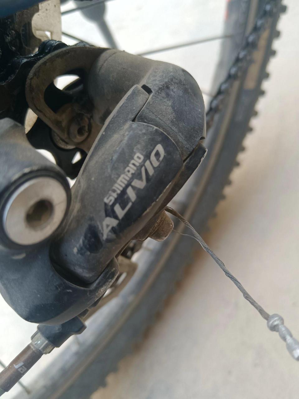 自行车美嘴改法嘴后,轮组气嘴孔缝隙太大,现在都在使用胶贴.