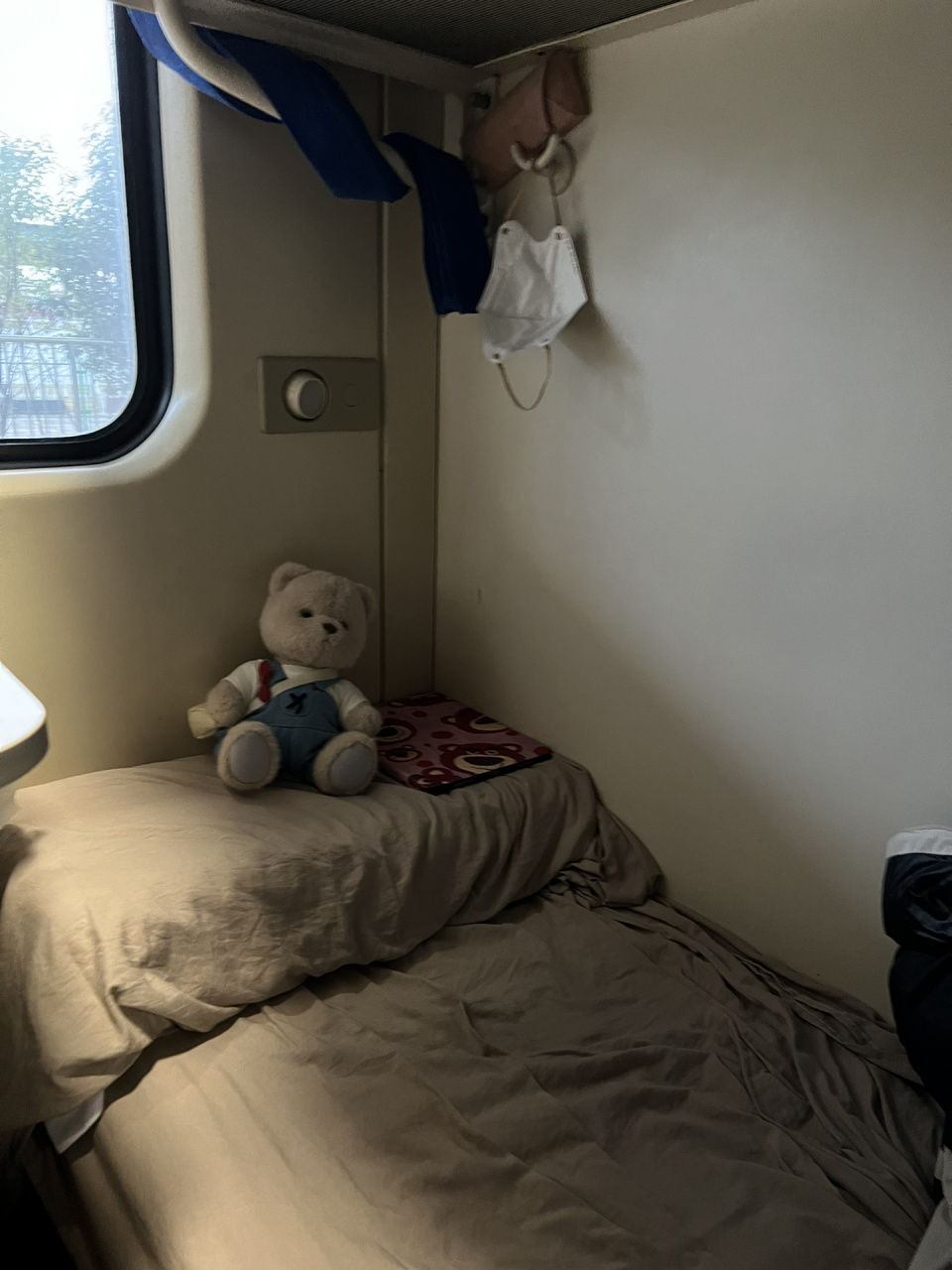 我的硬卧貌似还蛮温馨 我单方面宣布火车硬卧:隔脏睡袋 帘子yyds!