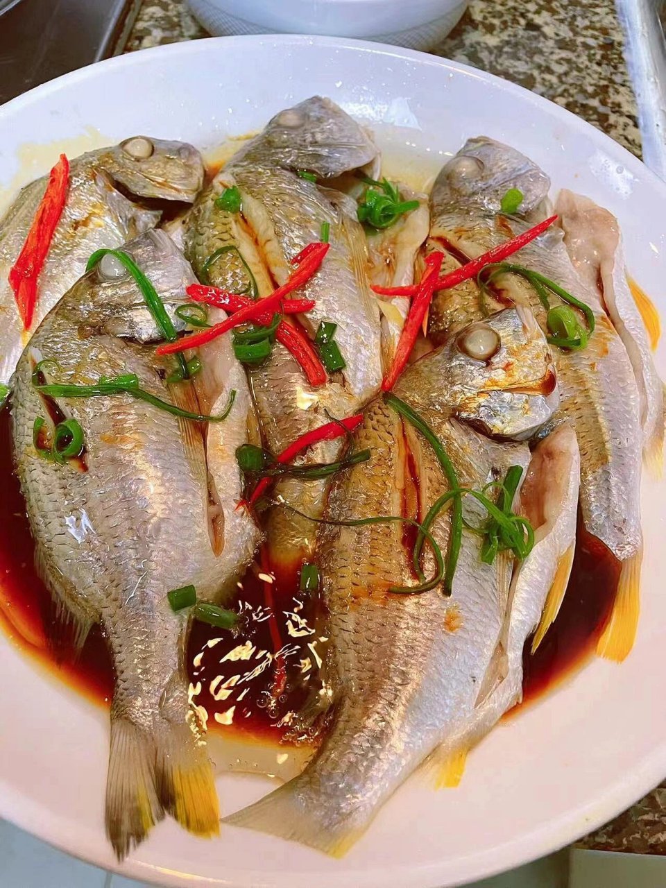 清蒸黄立鱼教程来咯来咯 食材:黄立鱼1条,姜丝,油,蒸鱼时油 做法:黄立
