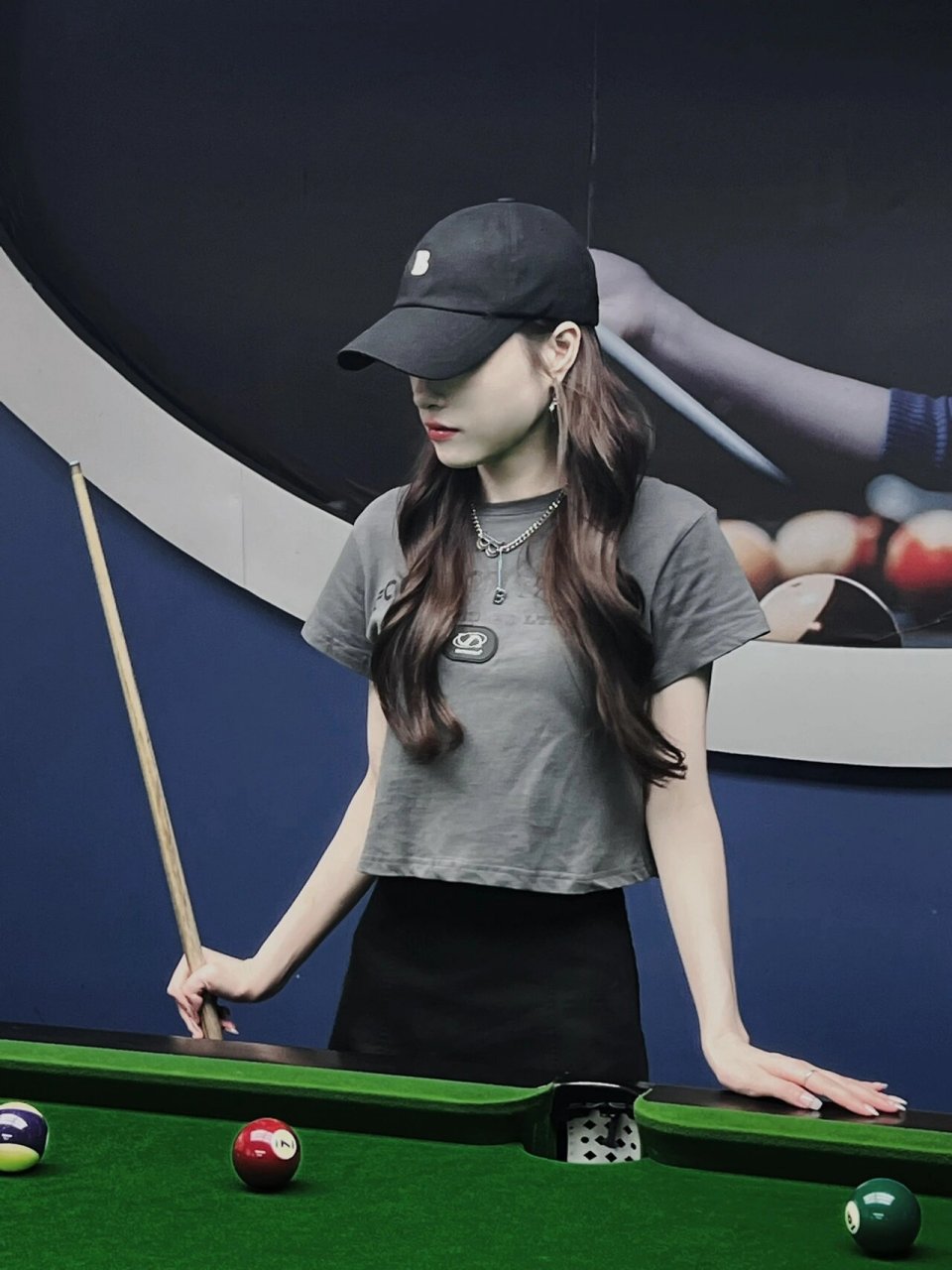 女生打台球95台球厅拍照91 让你三颗球95