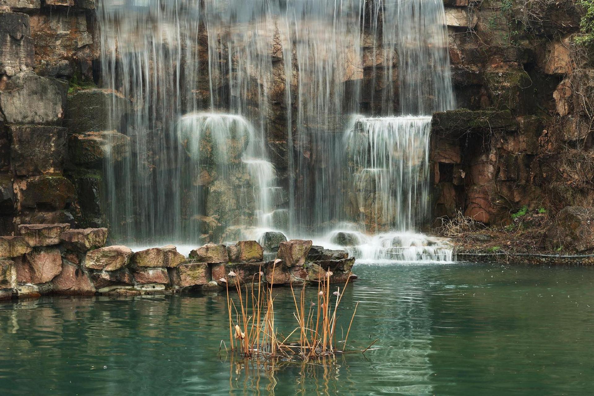 【城市里,藏有诗情画意的瀑布】#美丽宁波# 城里的景观瀑布,自然没法