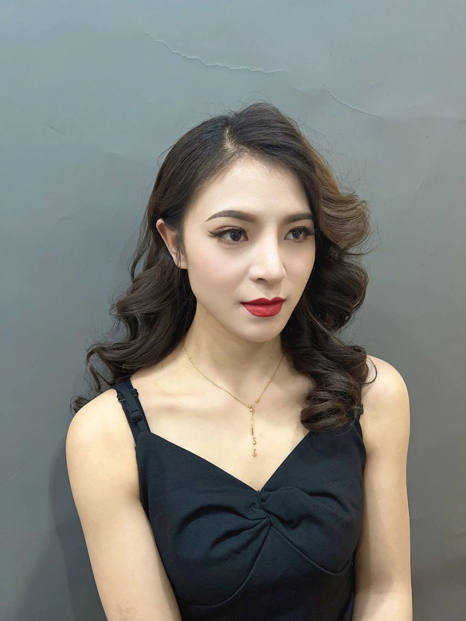 学化妆的第18课:夜店妆 一,夜店妆的分类: 1,表演性夜店妆(舞蹈妆):是