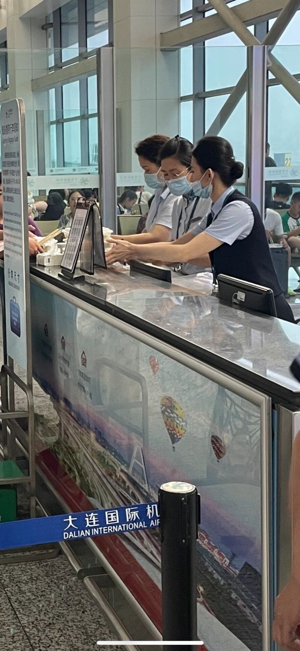 12大连周水子机场,好多航班延误中… 广播一直在耳边说抱歉的通知您