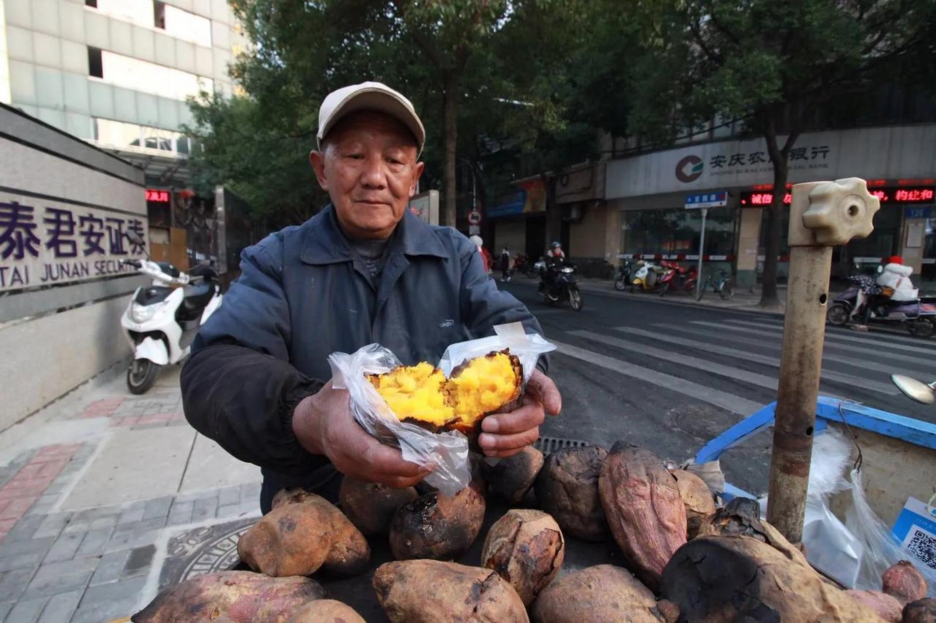 福州頭條 週日傍晚,同事小林和我上街買東西.