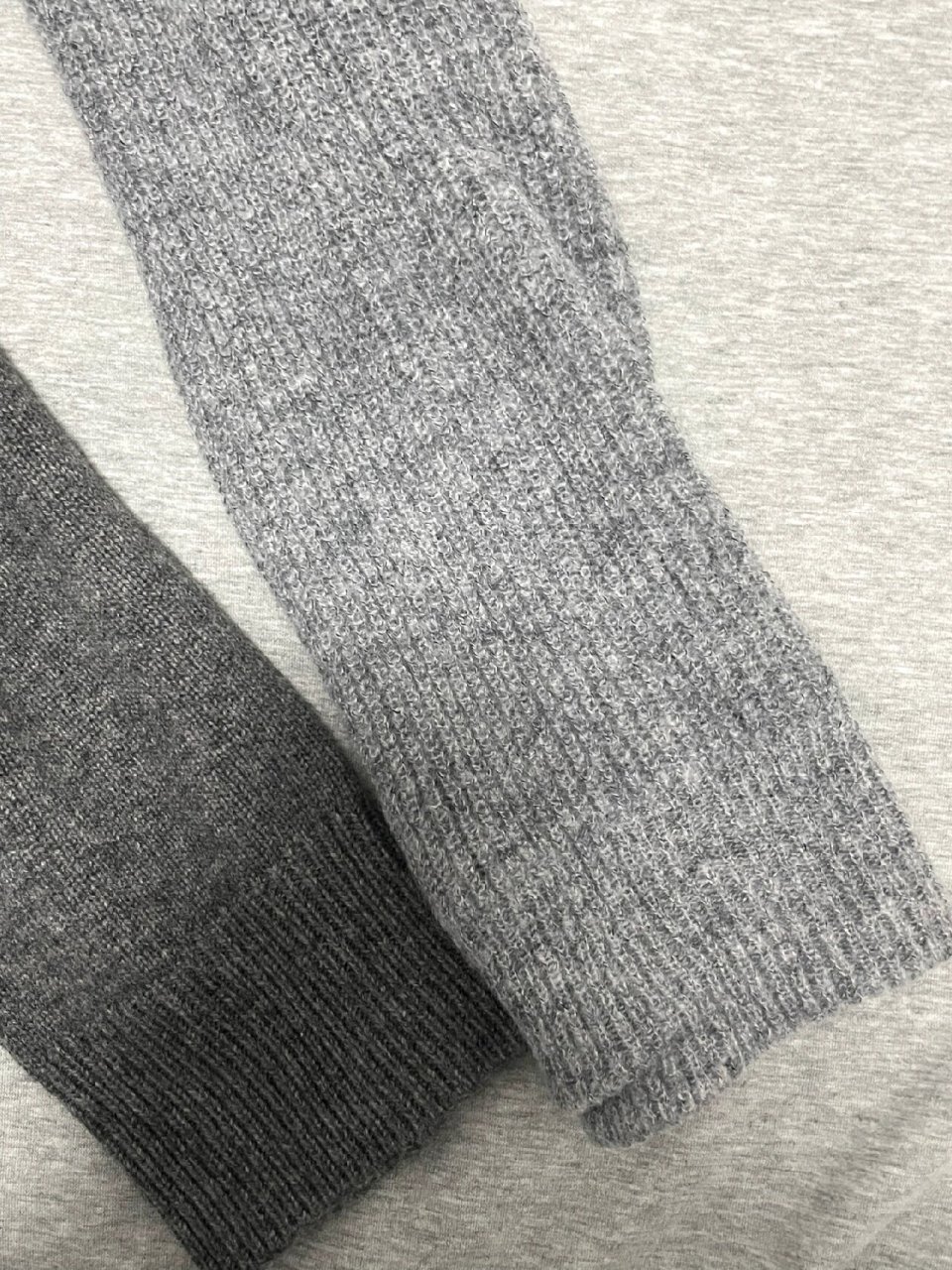 深灰色比浅灰色更显气色 浅灰色会显得有些暗黄 	 深灰色可以显得更有