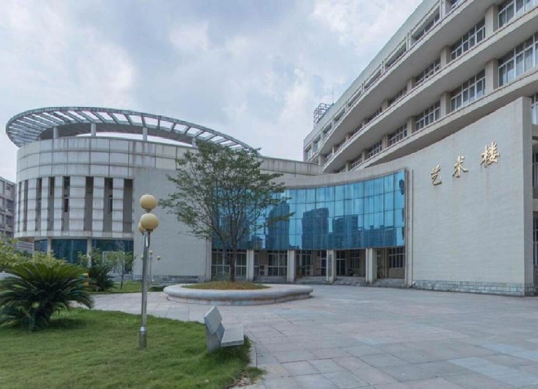 豫章师范学院,位于江西省南昌市,是国家教育部批准成立的公办全日制