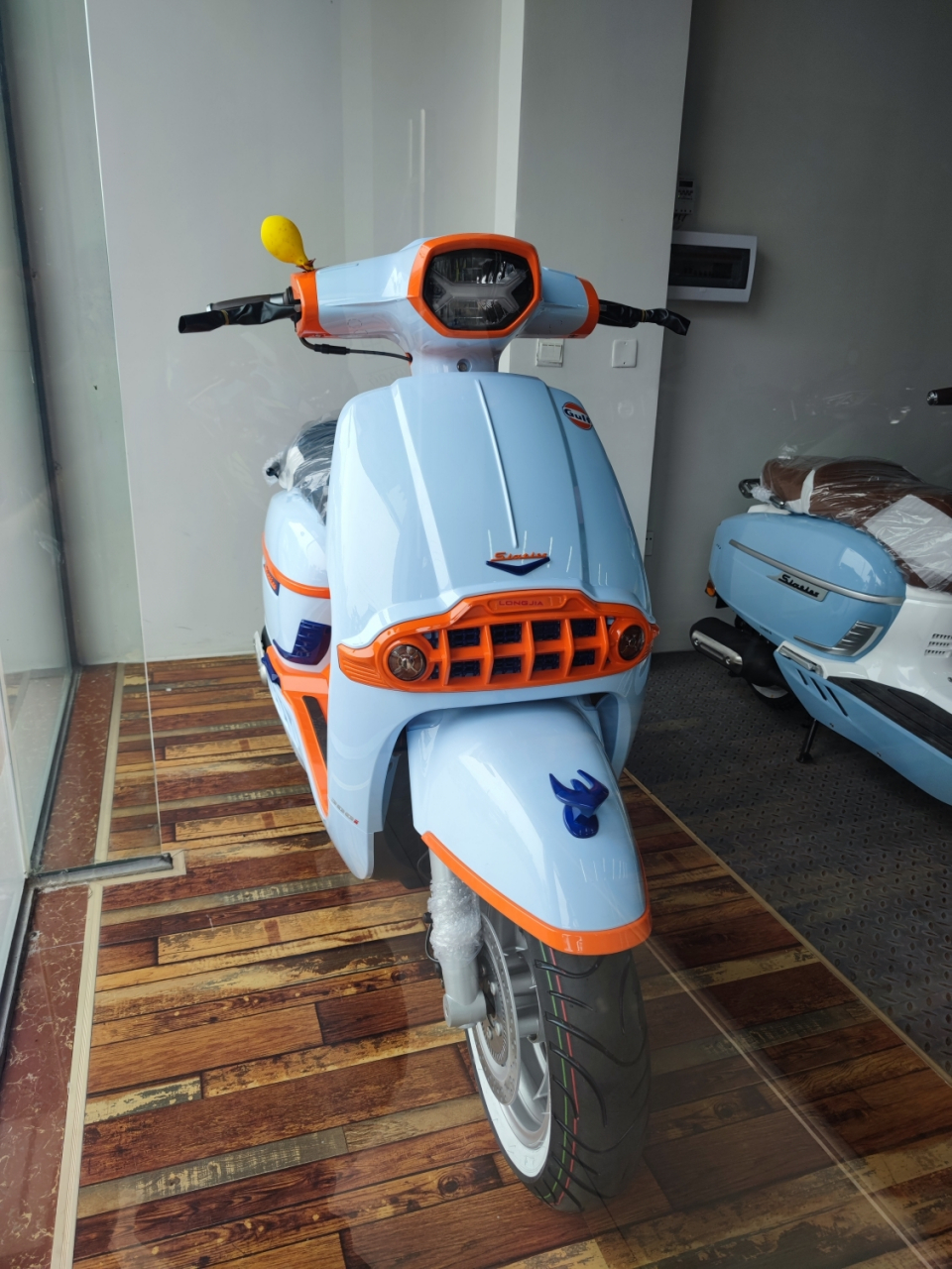 龙嘉维多利亚踏板摩托车,gulf联名太可爱啦 150的车身,300cc的动力