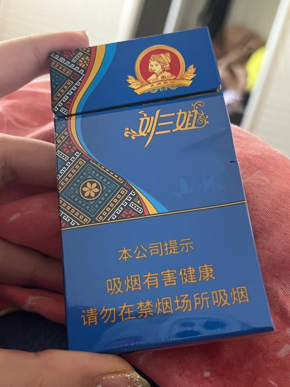 我一直记得烟嘴是甜的 但是这包烟嘴没什么味道 爆珠捏了烟嘴也没味
