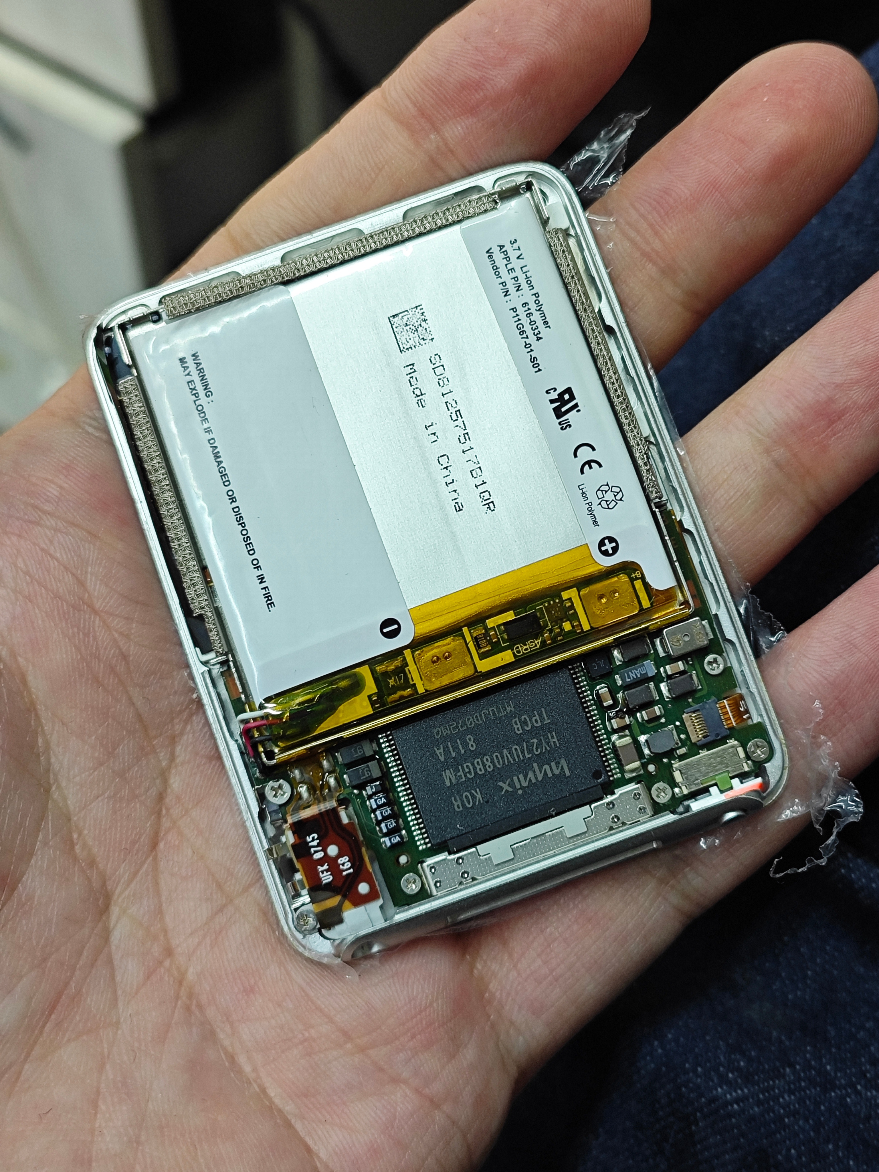 ipod 是真的没有考虑维修的产品 金属后盖是卡扣固定在中框 直接卡死