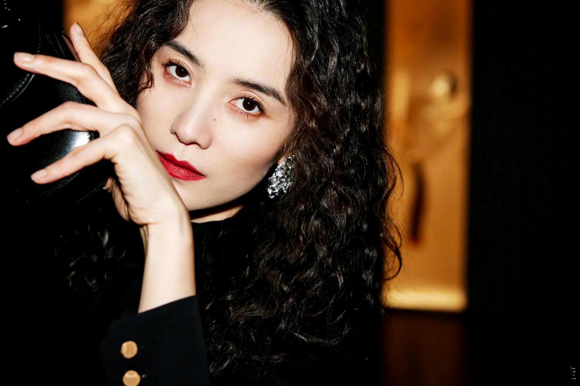 风情万种又低调简约的宋佳,不仅展现完美身材,更加彰显迷人气