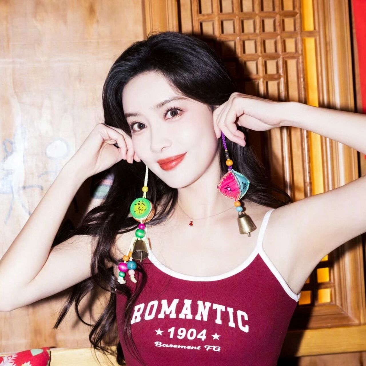 孟子义头像 后面有壁纸