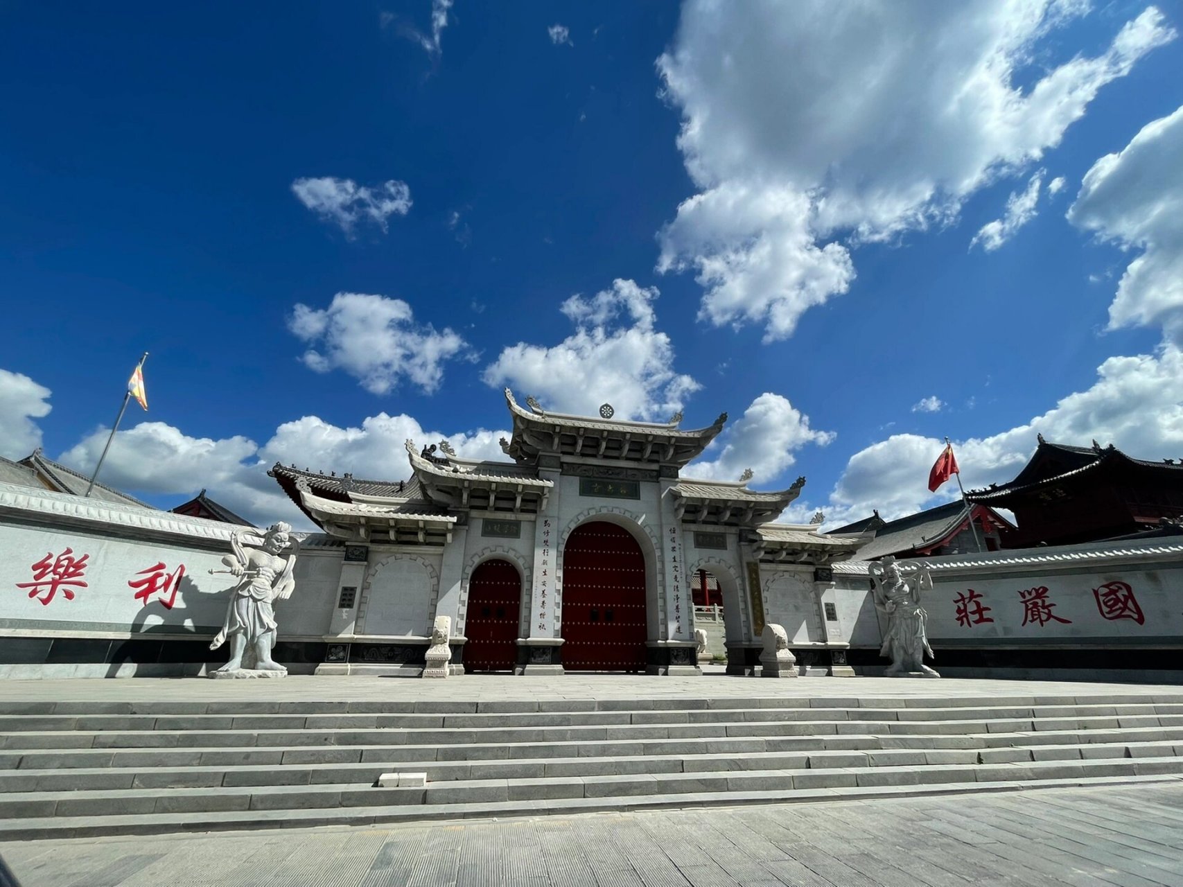 普寿寺 亚洲最大的女子佛学院 开着一扇小门,里面的师父举止端庄有威
