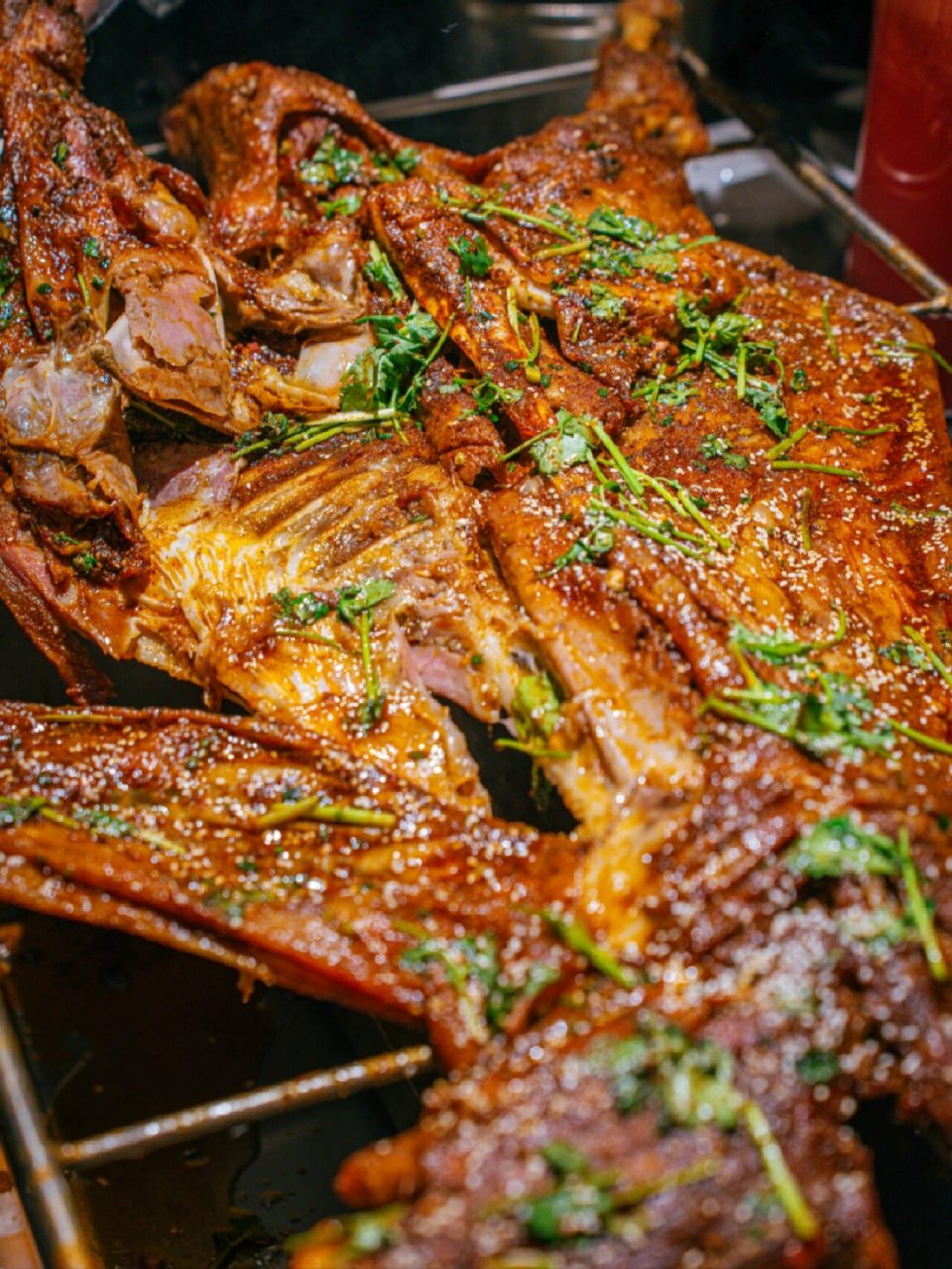 烤全羊真的太香了家人们,终于体会到吃整只羊的快乐!