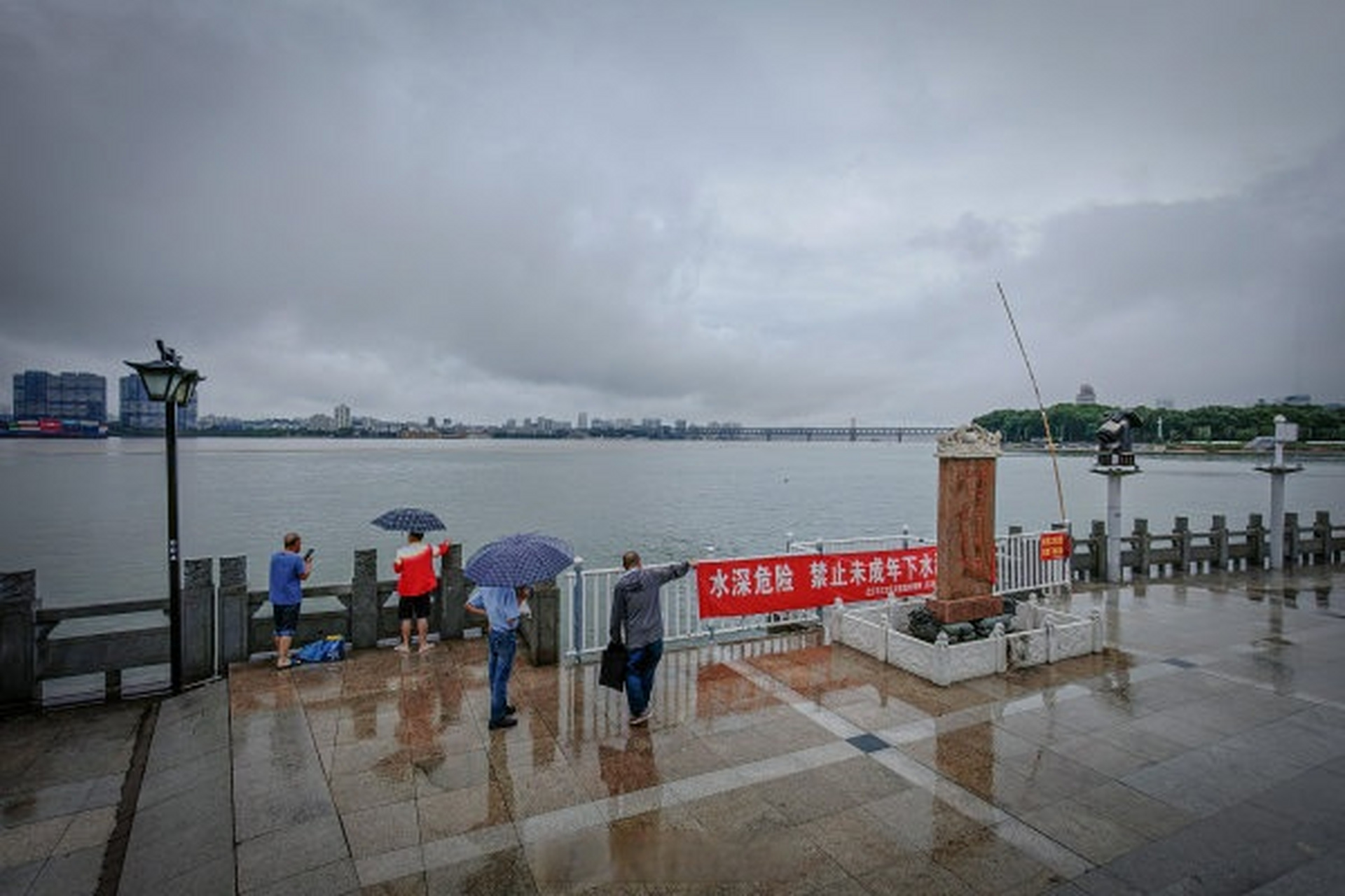 长江水文网数据显示,长江汉口站(武汉关)水位达到28米,超警戒水位0