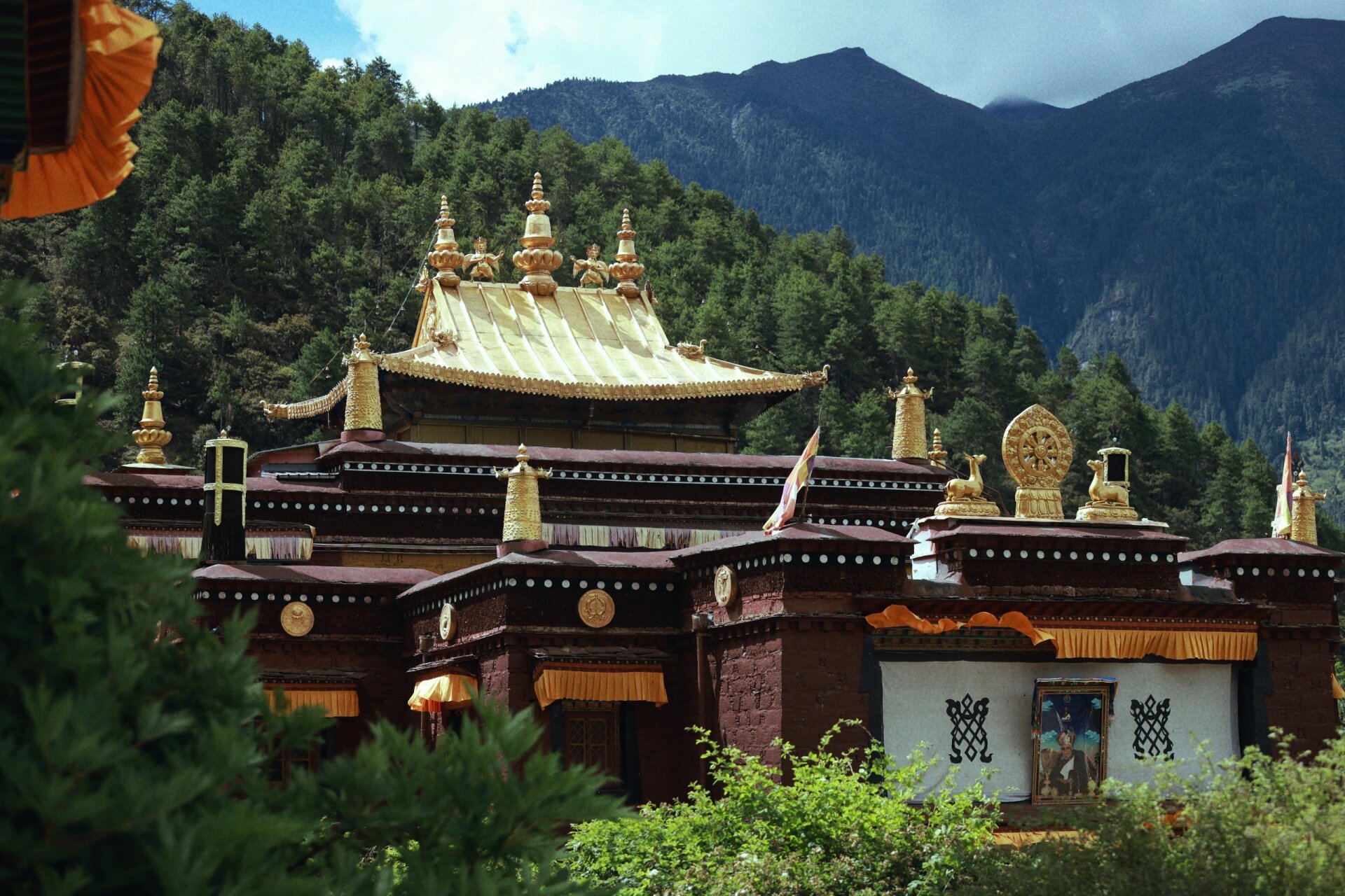 西藏 林芝 喇嘛岭寺 喇嘛岭寺,西藏林芝地区最大的寺庙,传说中藏传佛