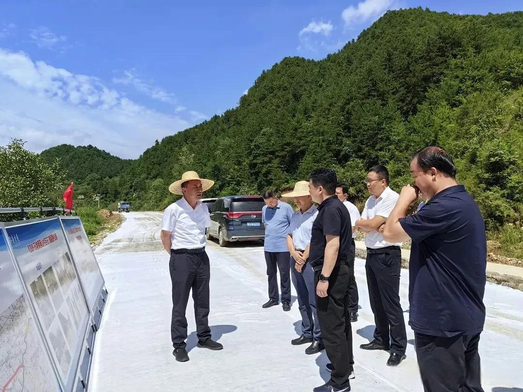 陕西省商洛市洛南县县委书记杨长江调研公路项目建设工作