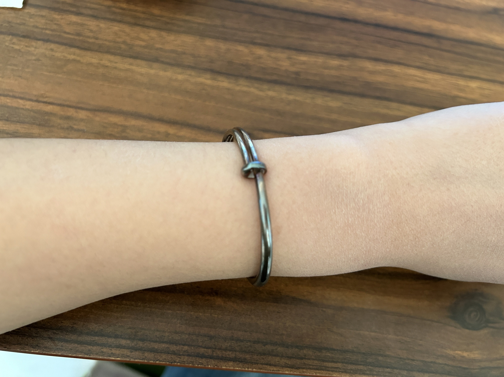 银手镯变黑了什么情况07 今天早上睡醒一觉突然发现自己的手镯变黑