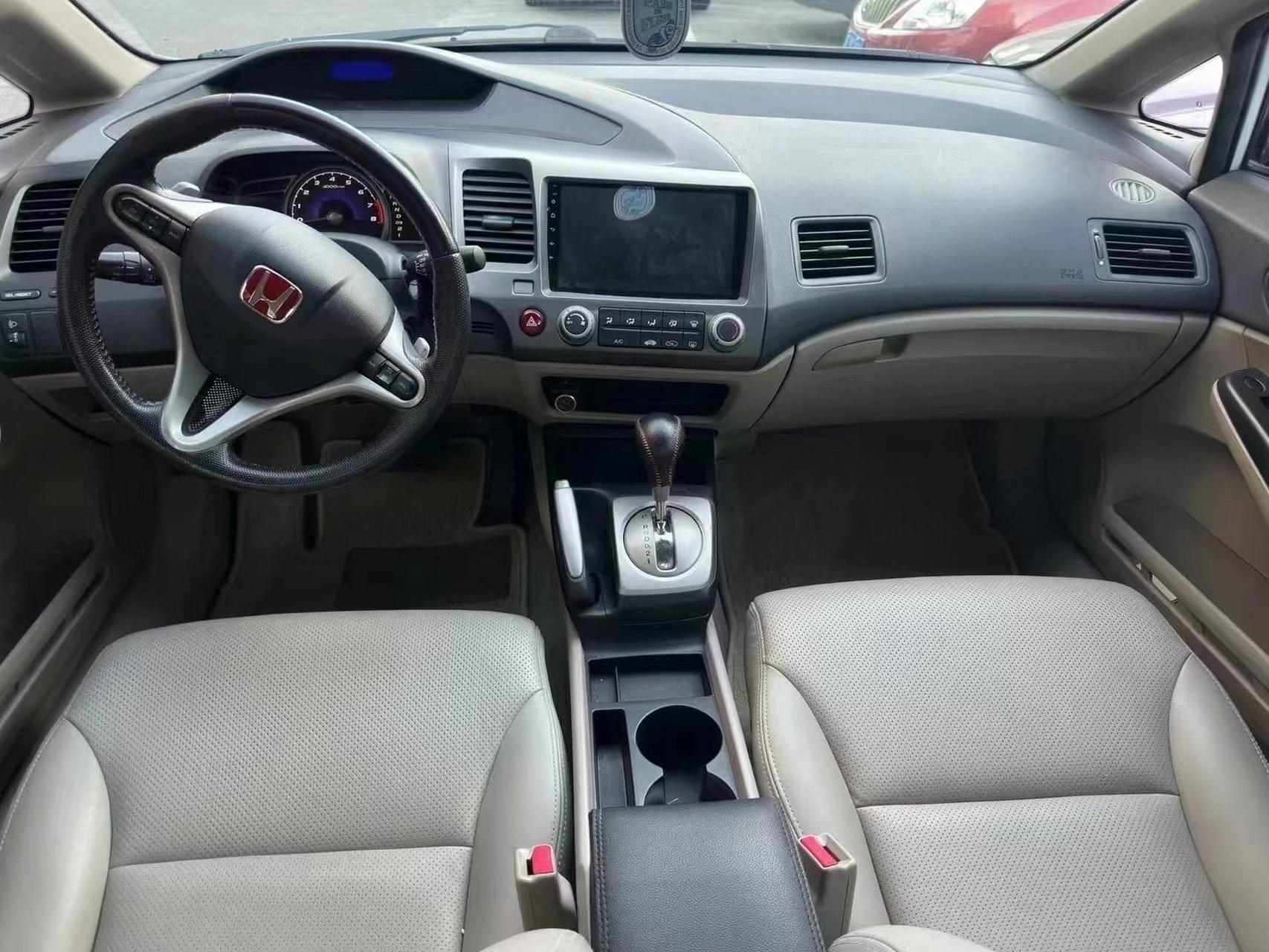 2016年本田思铭车况杠杠的,内饰洁净如新,外观精神,没有事故,实跑9万