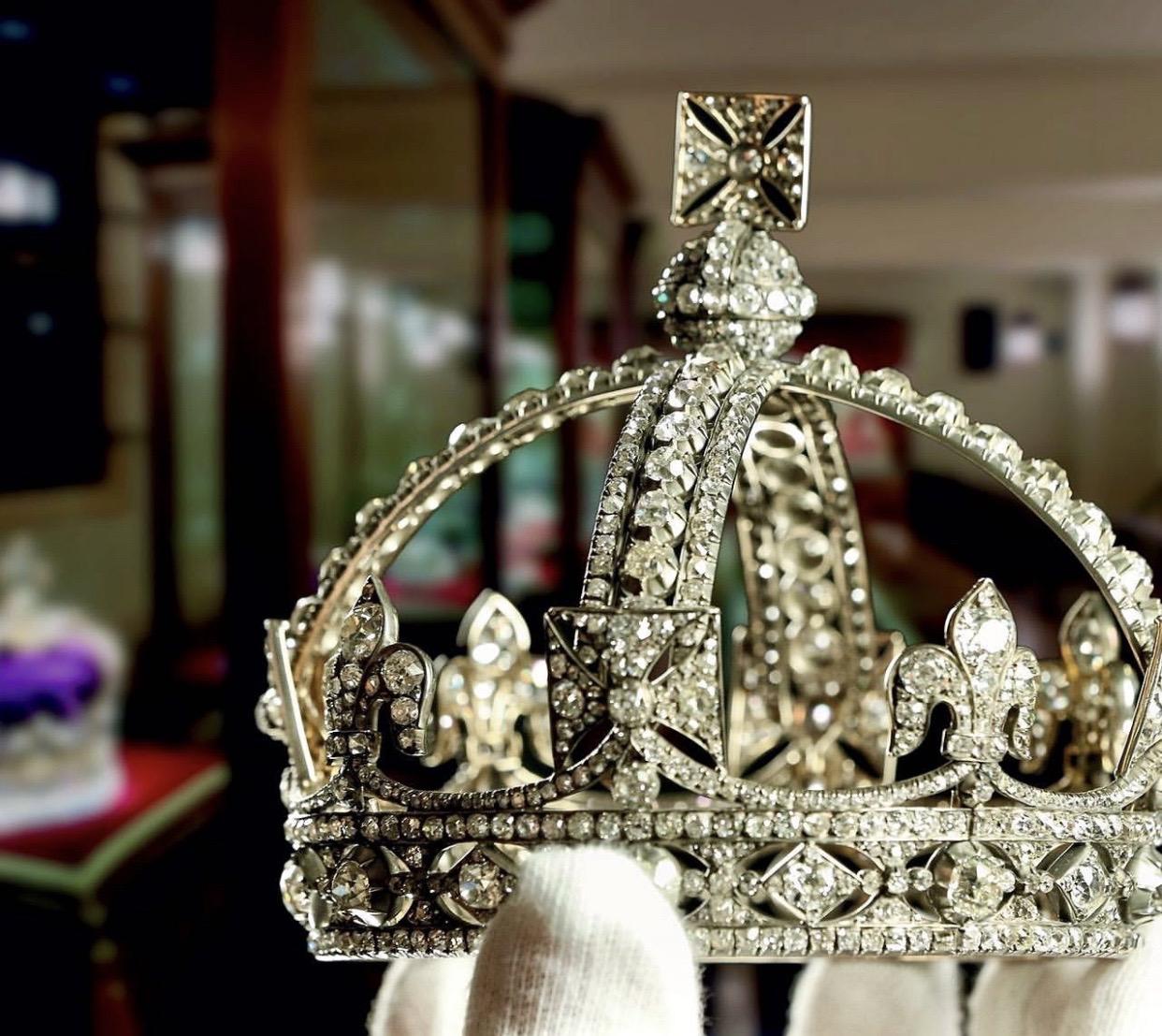 1870年,小皇冠由加勒德家族为英国女王维多利亚创建