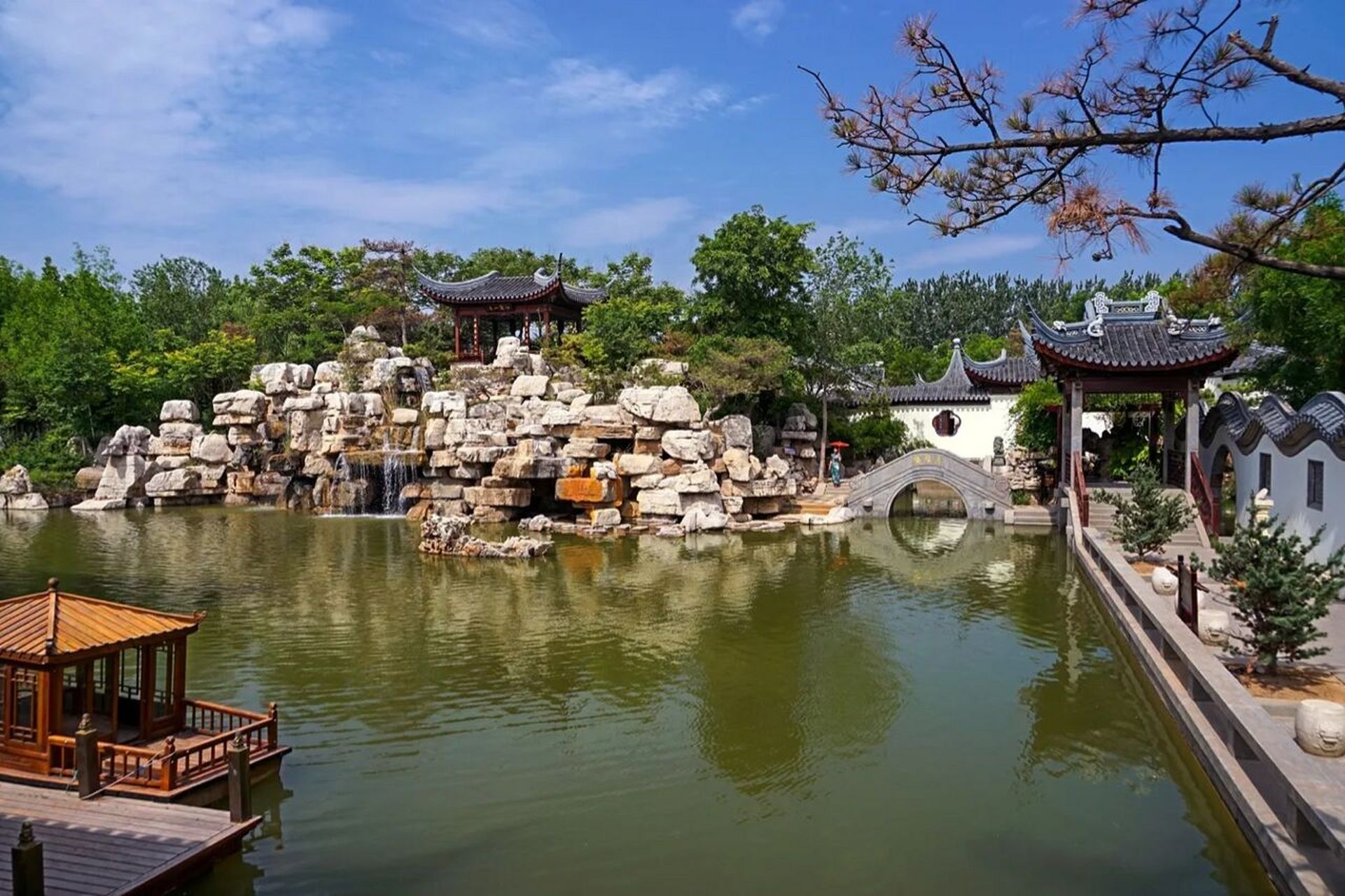 聊城市东昌府区湖滨路2号 东昌湖是聊城市的一张名片,是中国最大的